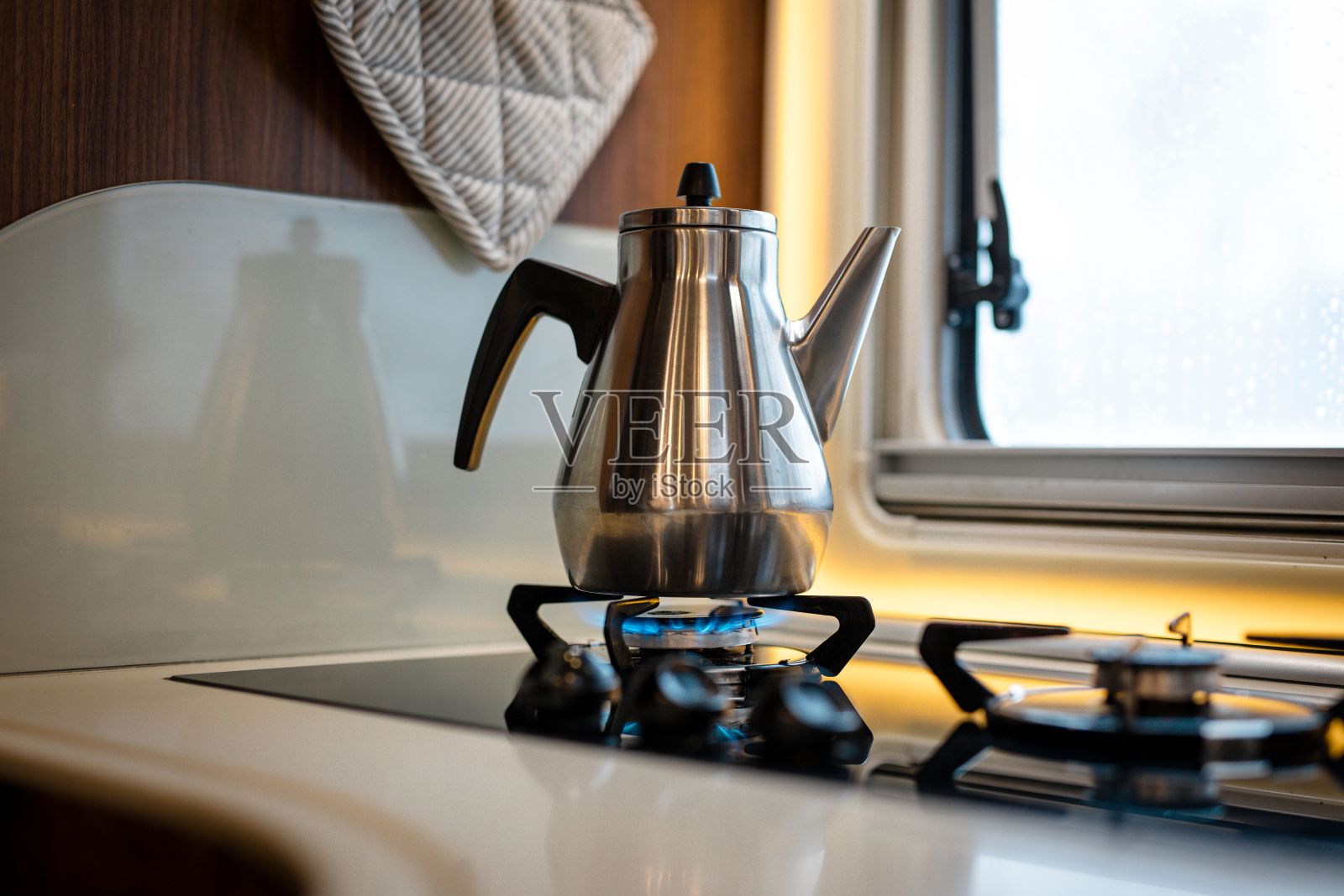 放在厨房炉子上的水壶照片摄影图片