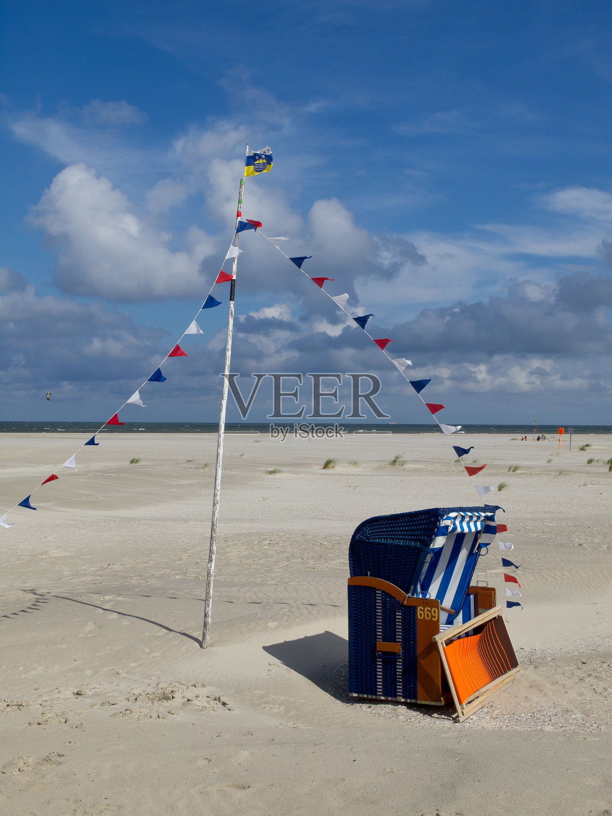 垂直拍摄田园诗般的海滩场景,沙滩椅,彩旗照片摄影图片