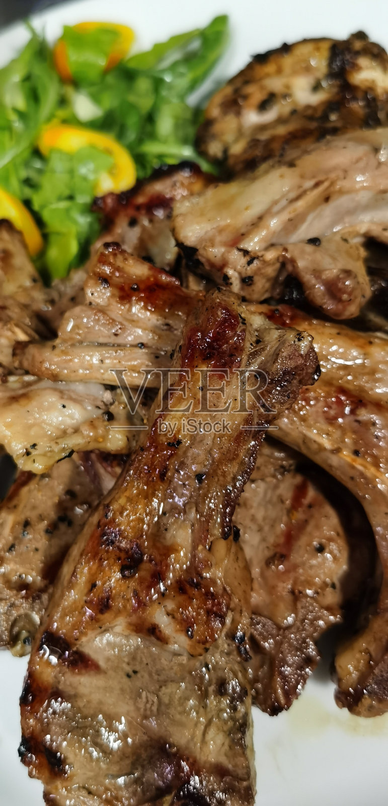 烤羊排配蔬菜沙拉照片摄影图片