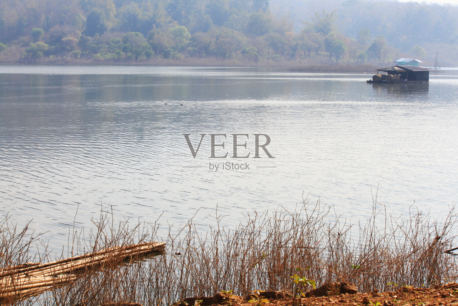 泰国夏季国家公园的河流和山林风景优美。照片摄影图片