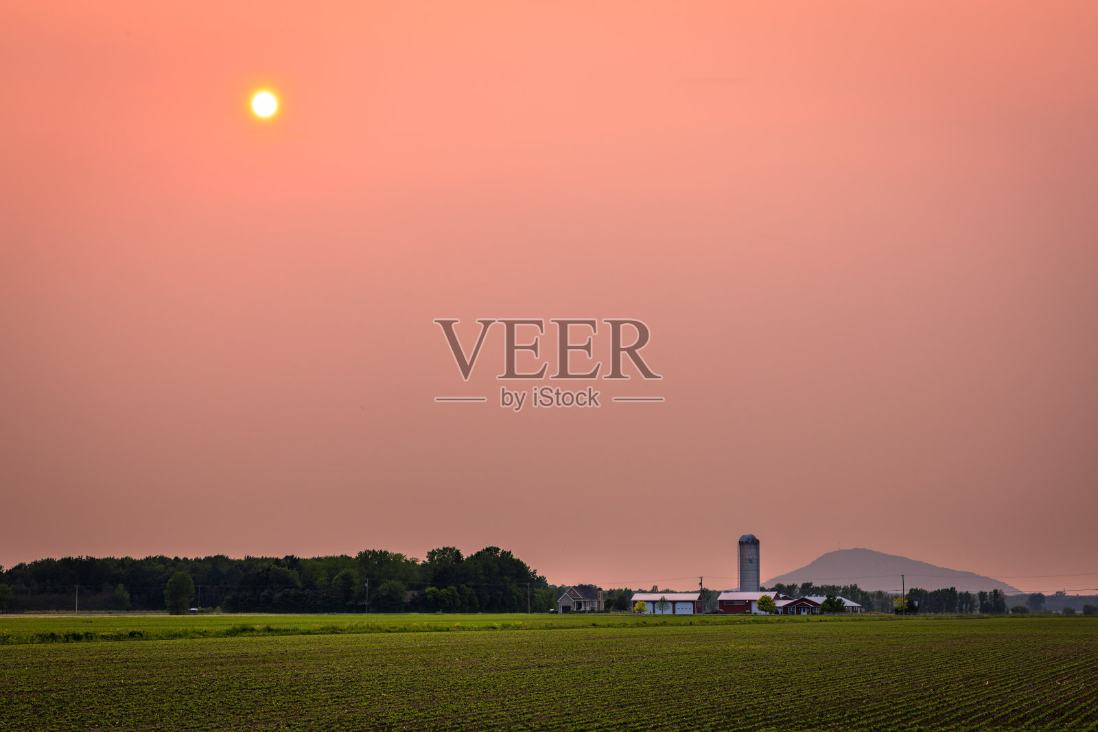 太阳穿过魁北克森林大火的烟雾照片摄影图片