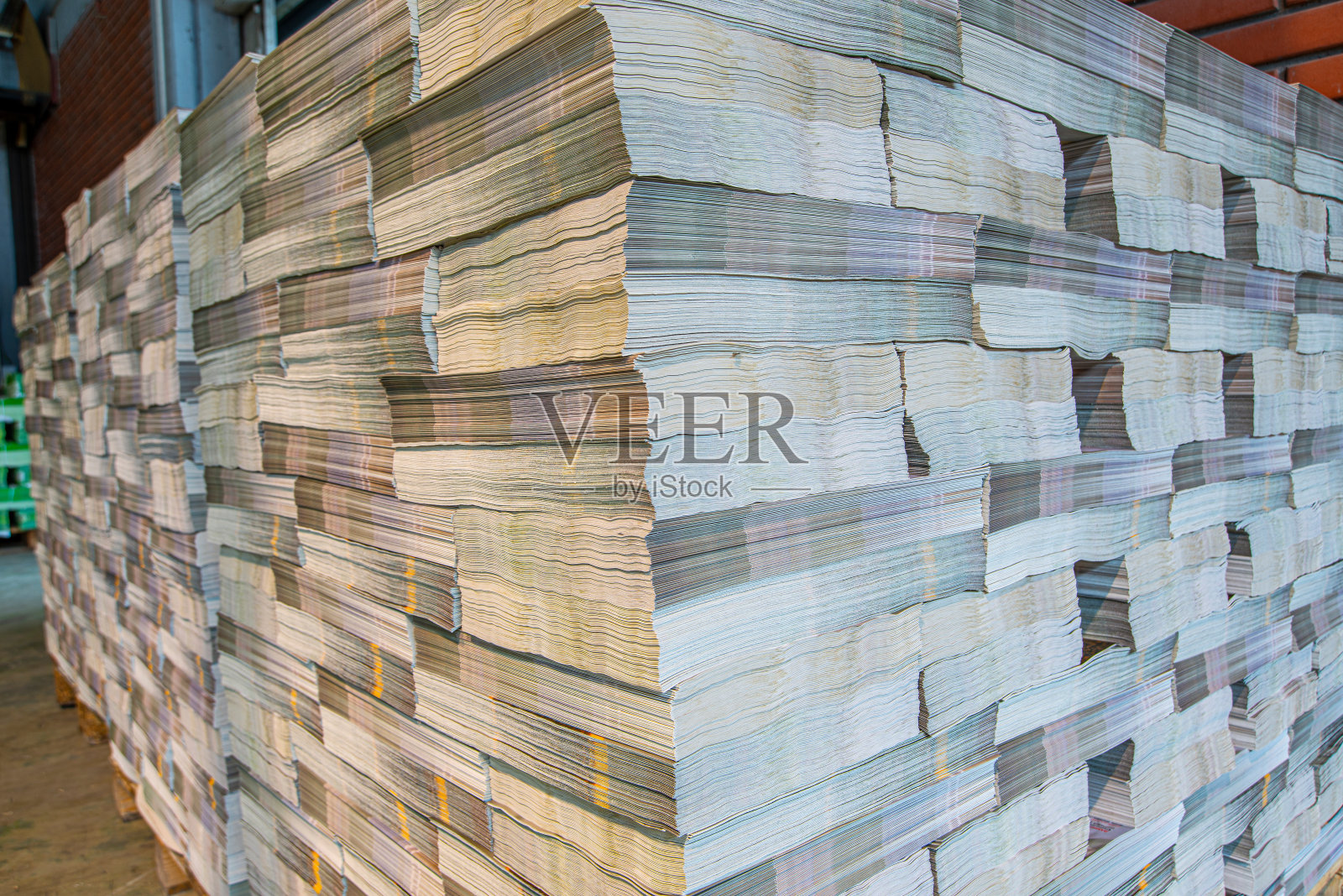 印刷成品等待分发给客户。照片摄影图片