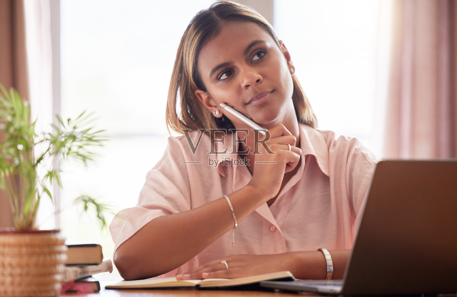 书中,黑人女性和学生思考在家学习,学习或教育。想法,决策和年轻女性问题解决与笔记本计划研究,信息或知识。照片摄影图片