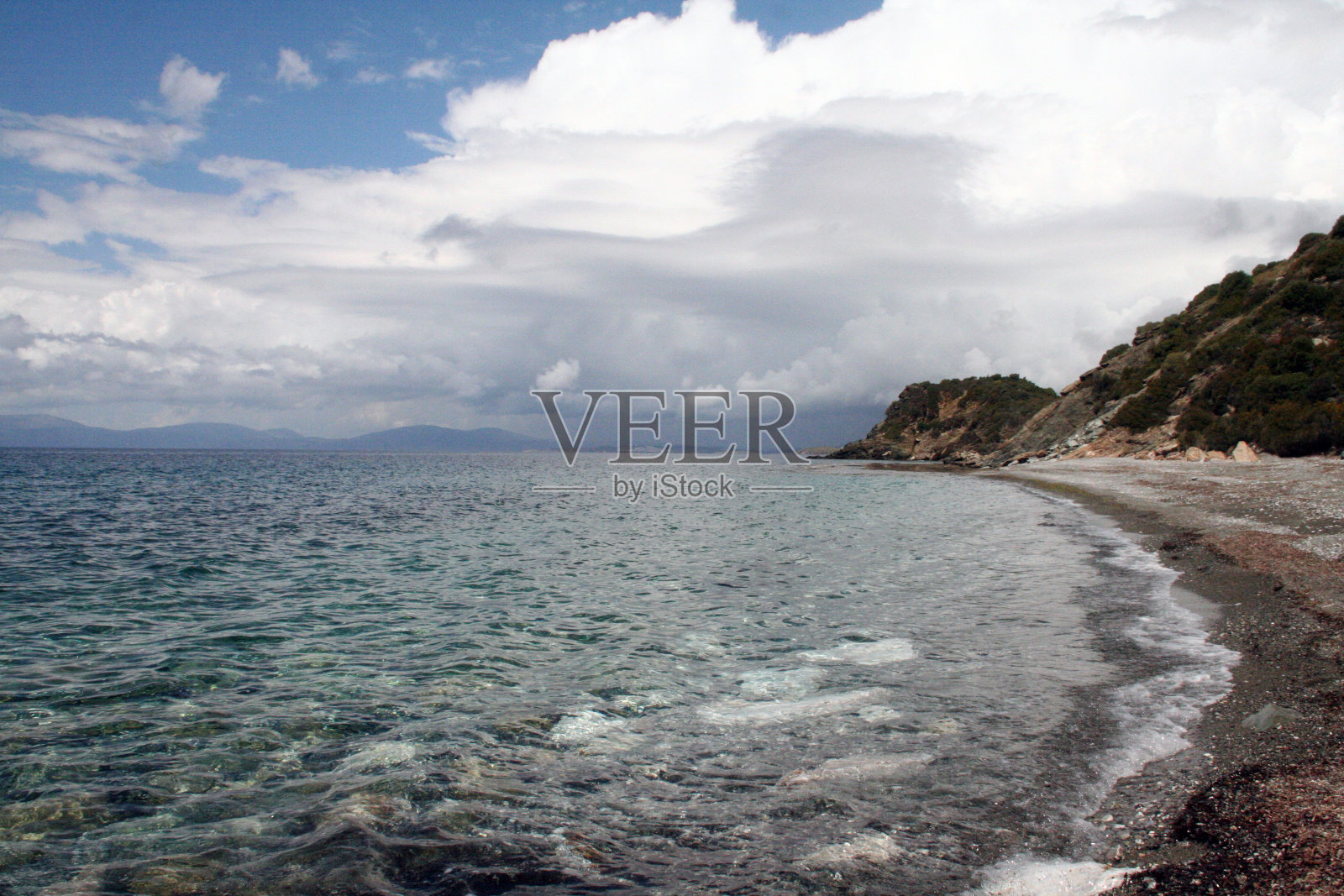 岩石海岸海滩岛屿在爱琴海地中海多云的天空反射在水波自然海岸线海滨全景照片摄影图片