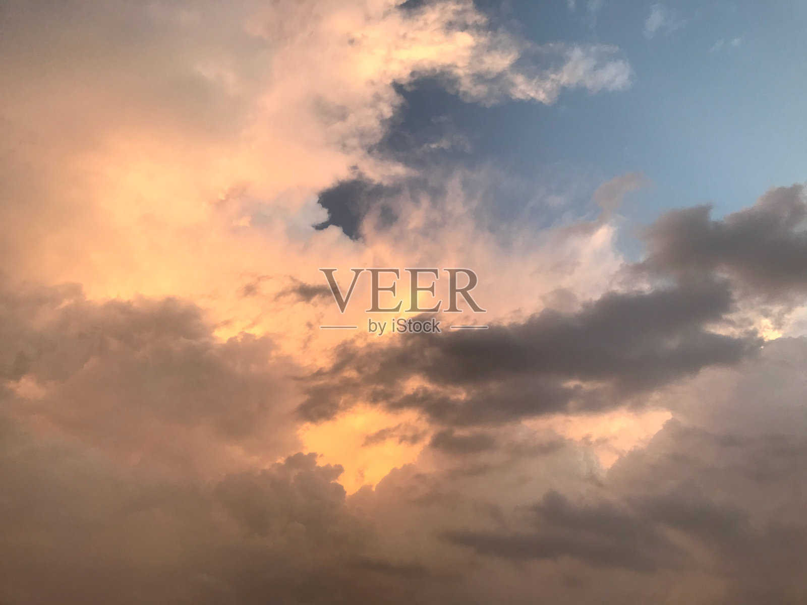 清晨阳光下的蓝天云景照片摄影图片