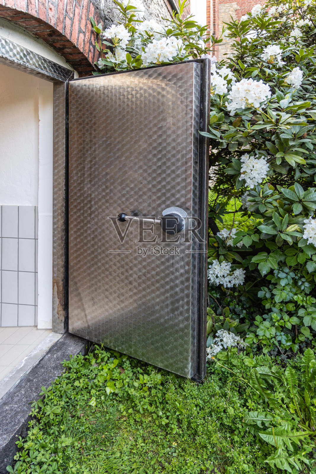 防空洞的金属门照片摄影图片