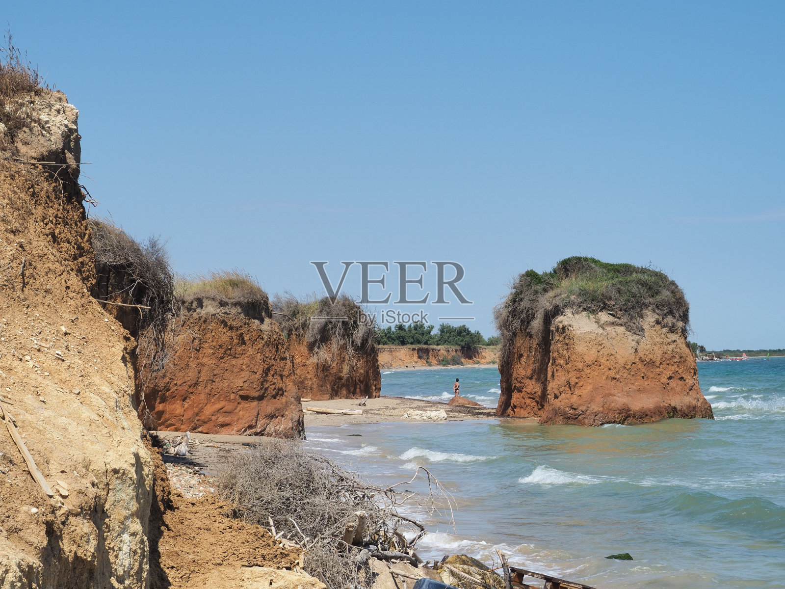 在意大利的托尔瓜塞托,海岸线上有悬崖的岩石海滩照片摄影图片