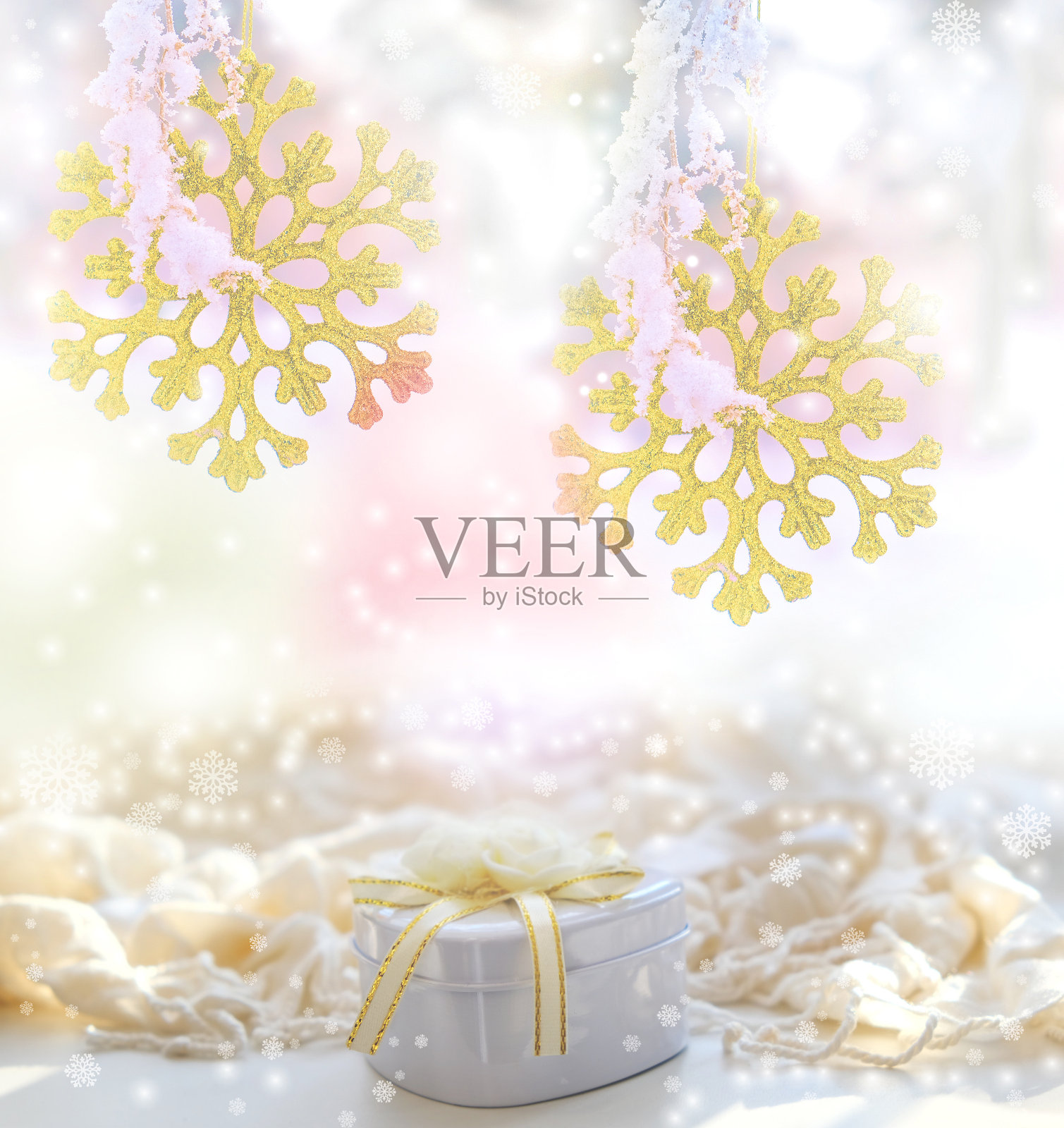 礼品盒里有圣诞装饰,金灿灿的雪花覆盖着雪花。节日贺卡。新年和圣诞气氛照片摄影图片