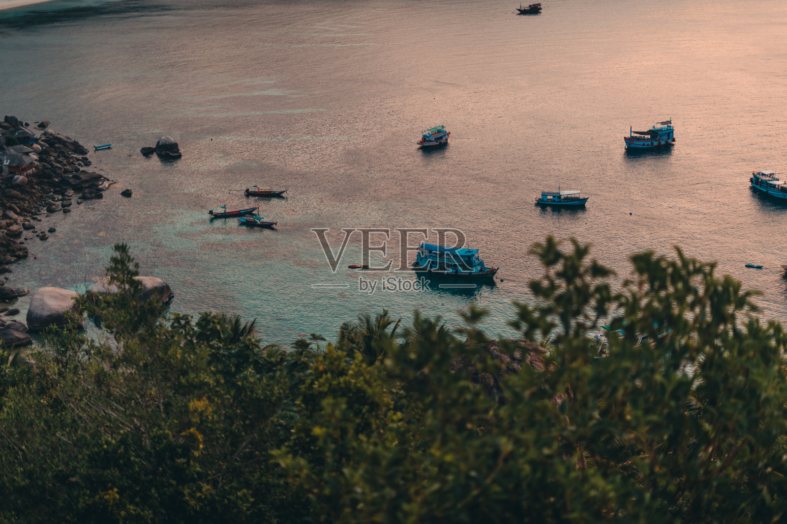 早晨,太阳在岛上升起。照片摄影图片