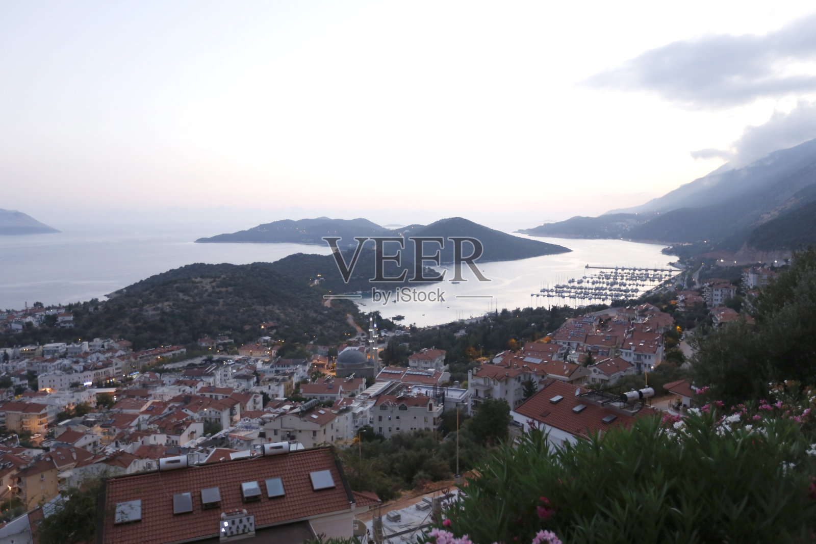 安塔利亚的夜景与城市的灯光照片摄影图片