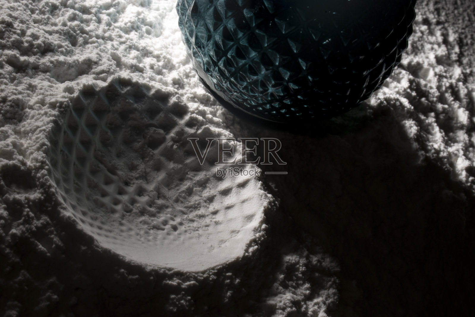 松树上的菠萝沾着雪照片摄影图片