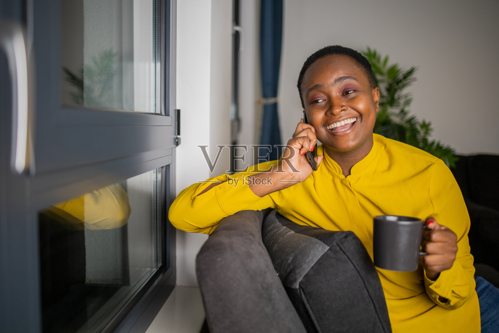 女性使用智能手机照片摄影图片