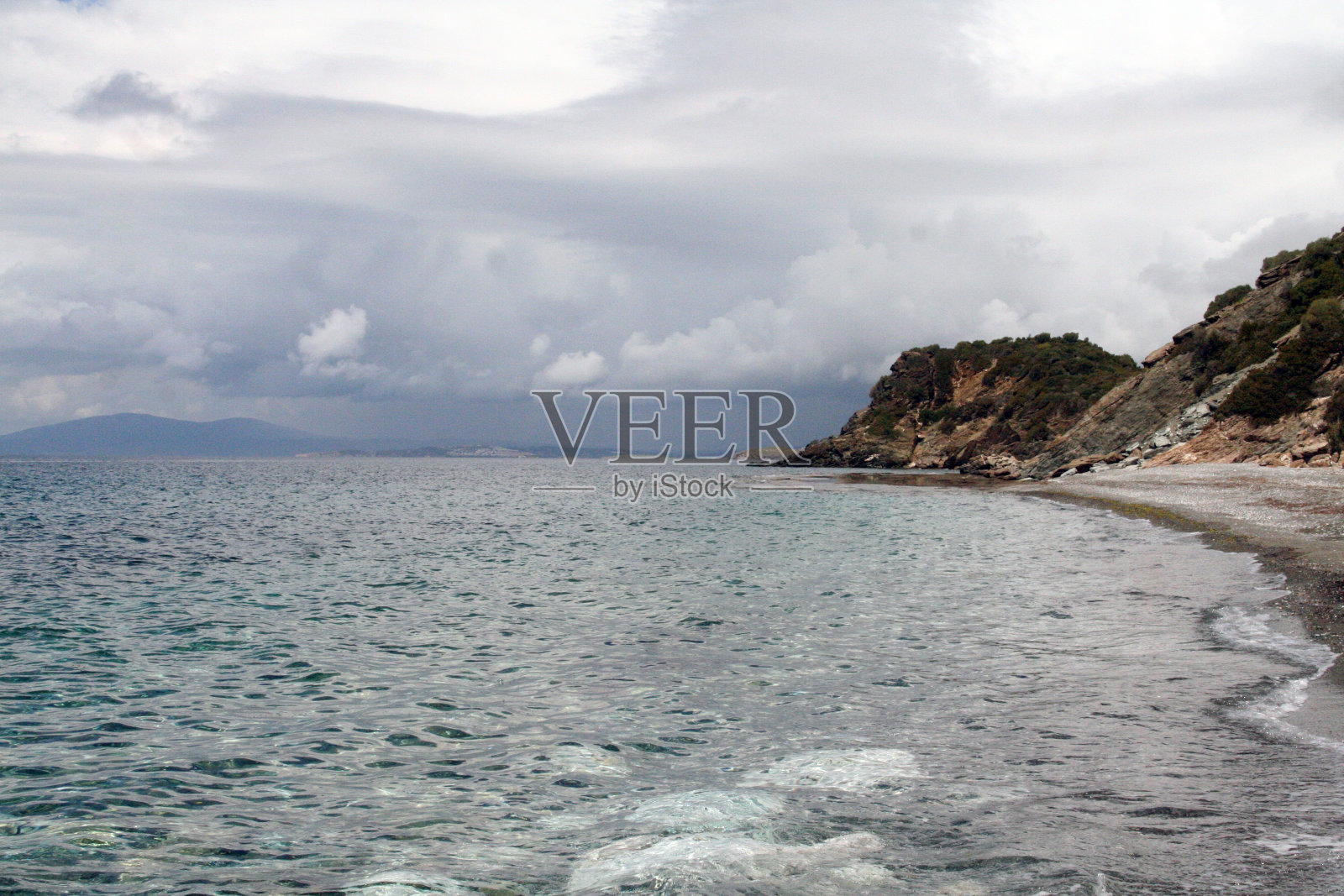 岩石海岸海滩岛屿在爱琴海地中海多云的天空反射在水波自然海岸线海滨全景照片摄影图片