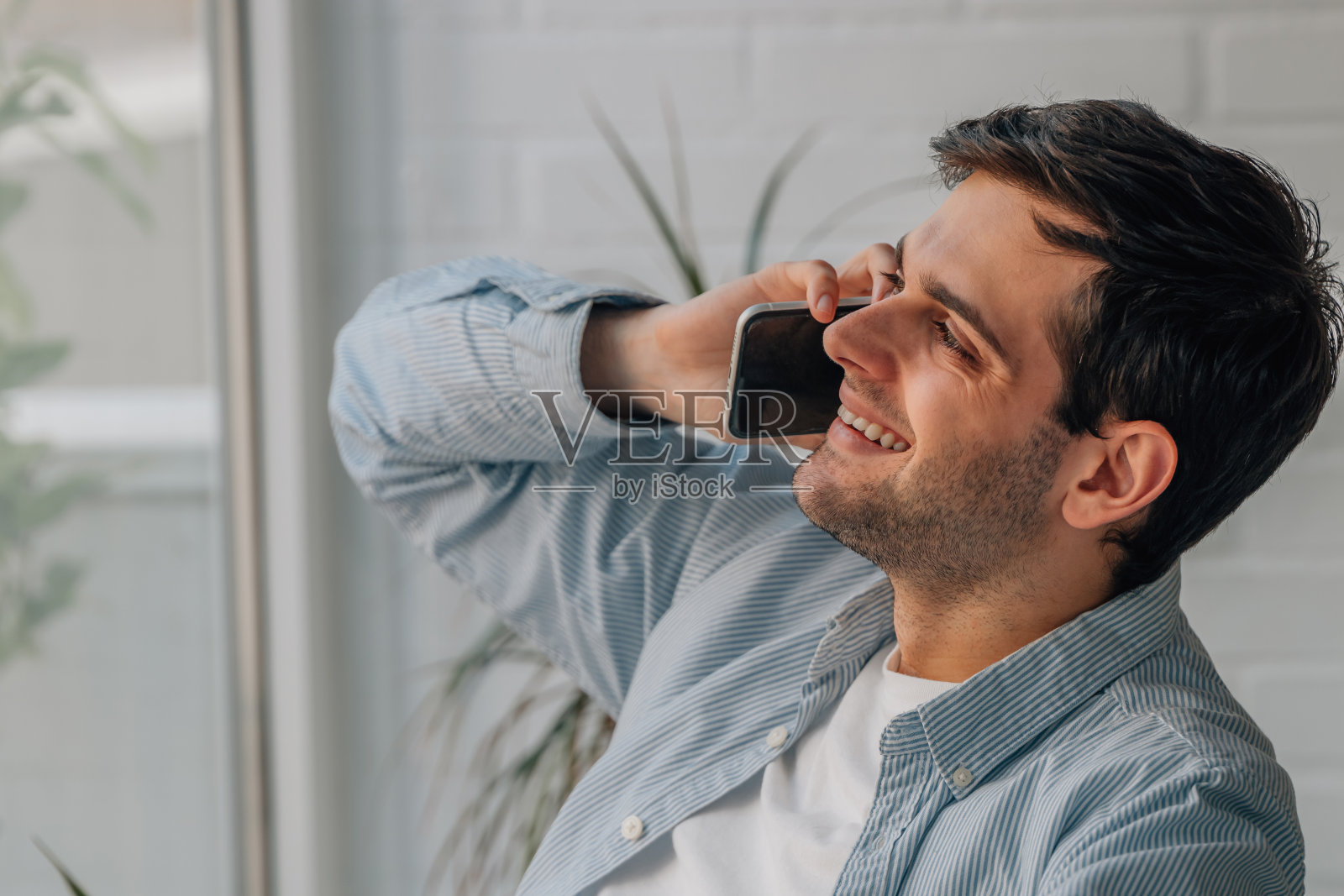 有手机或智能手机的年轻人照片摄影图片