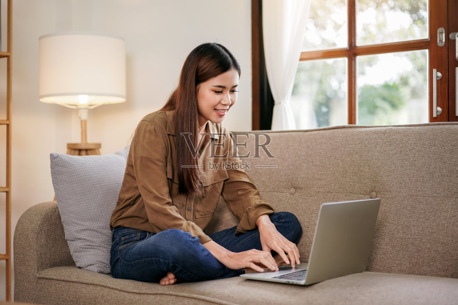 女企业家阅读新的商业项目和输入数据照片摄影图片