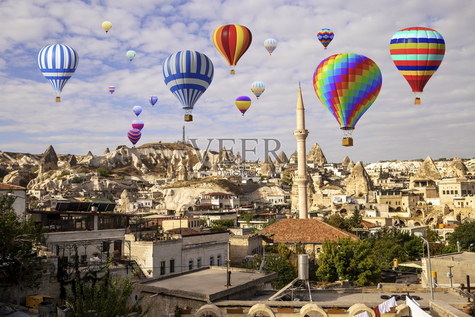 热气球飞过壮观的卡帕多西亚,乌奇萨尔-戈雷姆,土耳其照片摄影图片