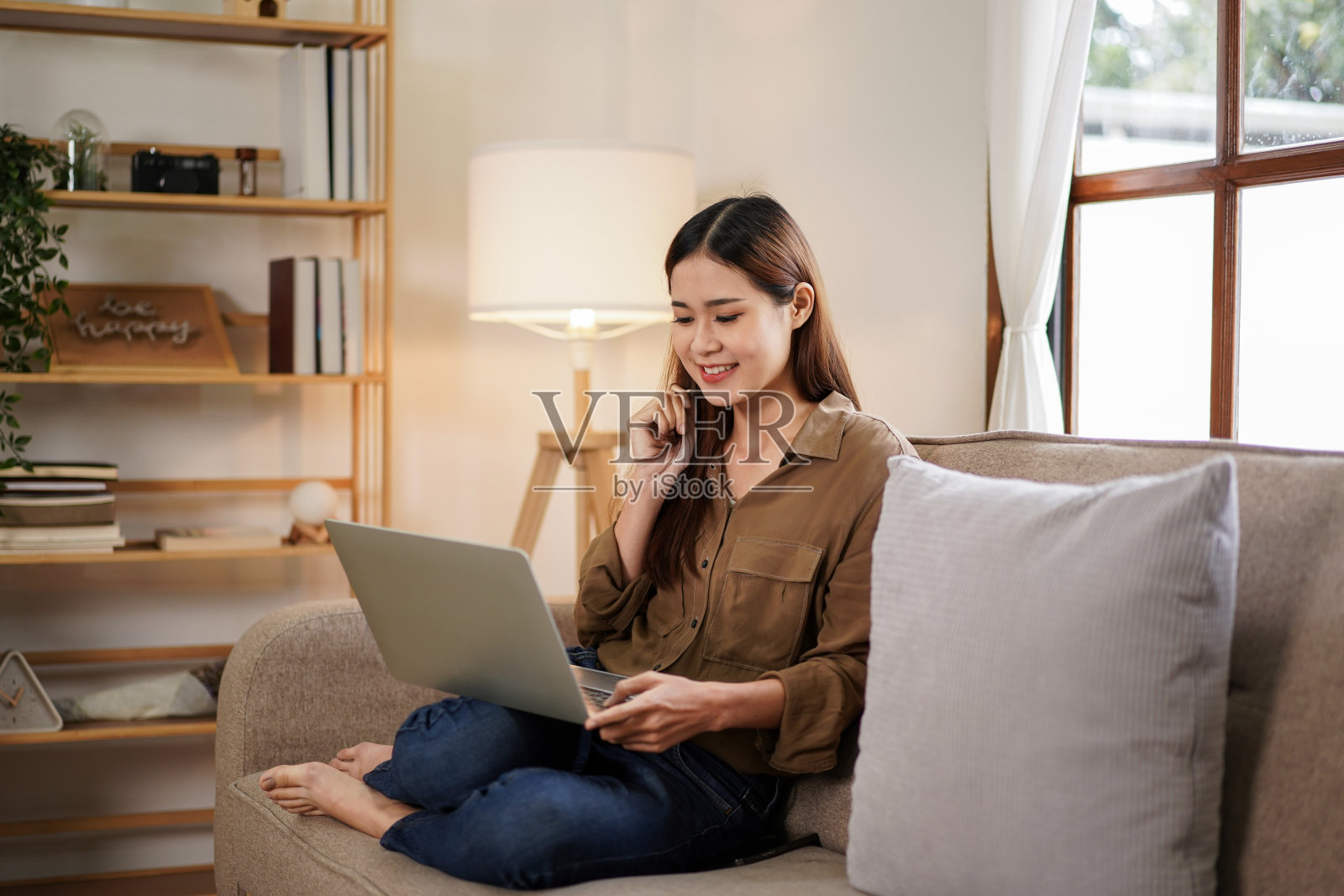 女企业家坐在大上抚摸着她的头发照片摄影图片