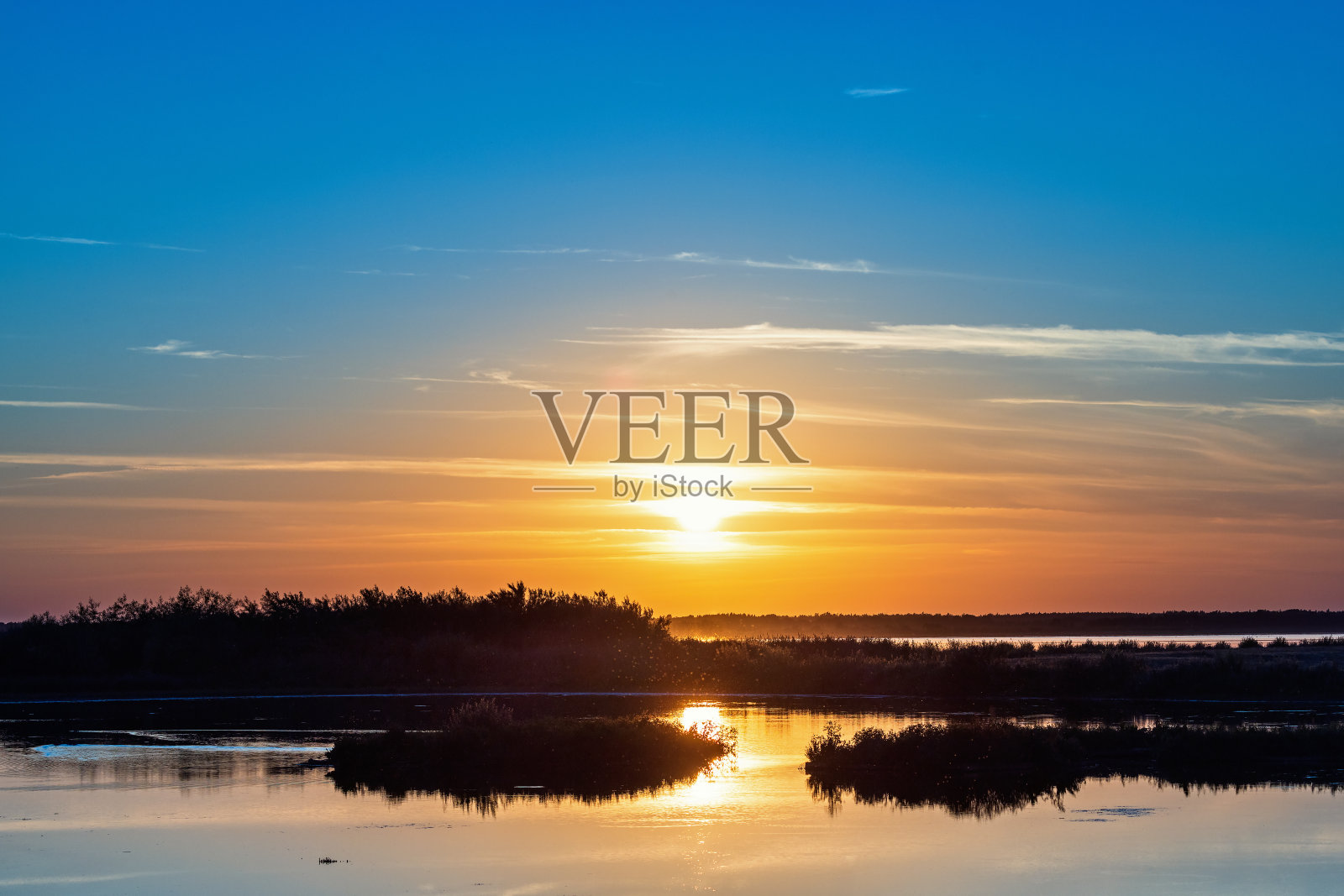 美丽的日落在一个湖与闪闪发光的水照片摄影图片