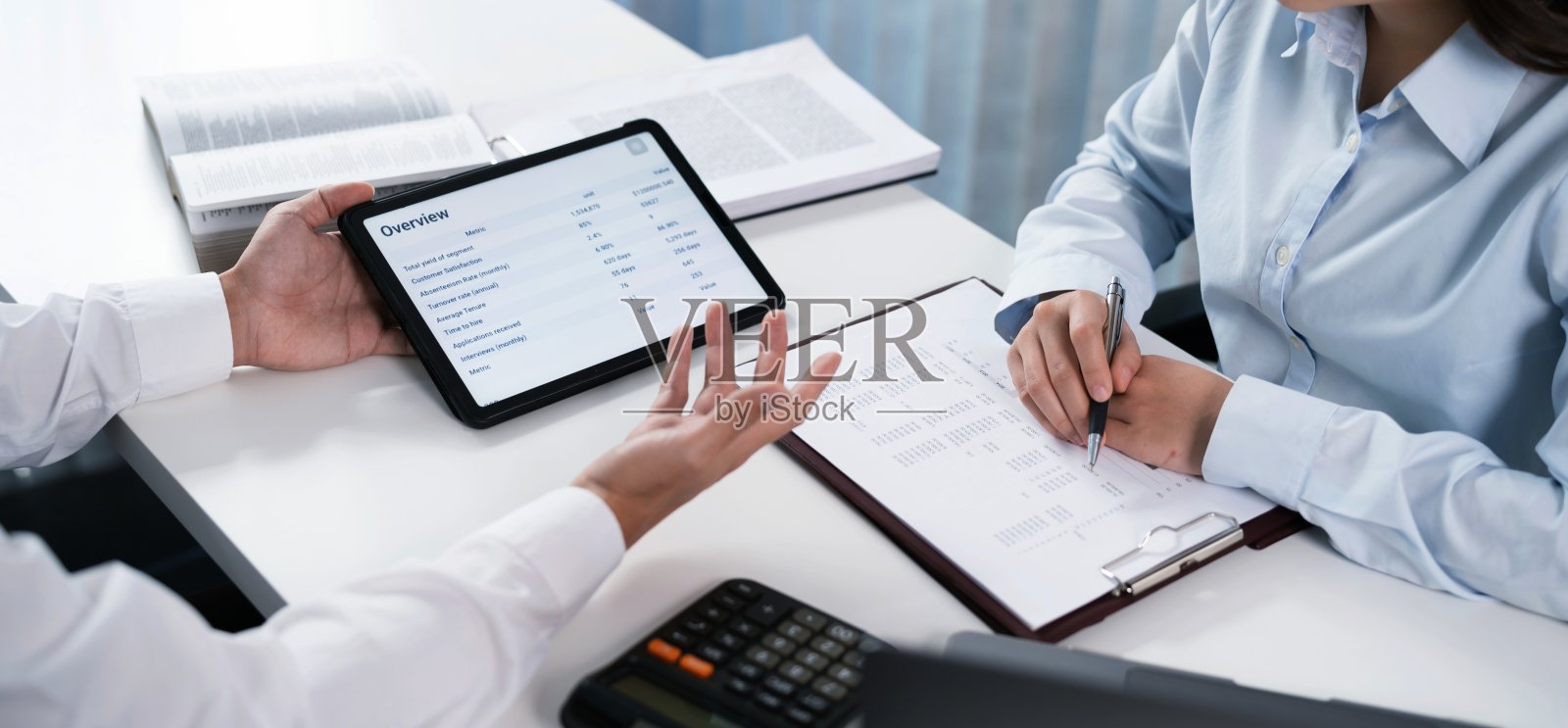 亚洲商务人士会议设计理念专业投资者工作的新启动项目。商人和女商人一起开会的概念照片摄影图片