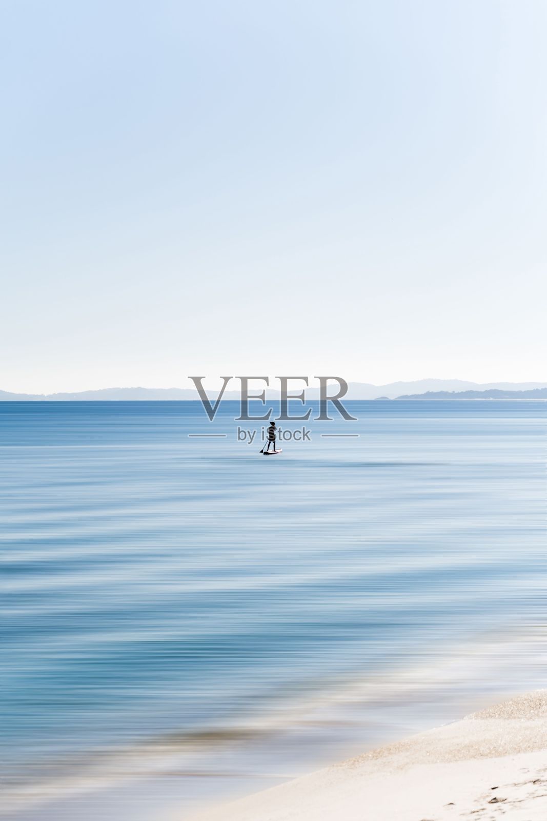 一个人在一个阳光充足的地方,在一个巨大的海浪上冲浪照片摄影图片