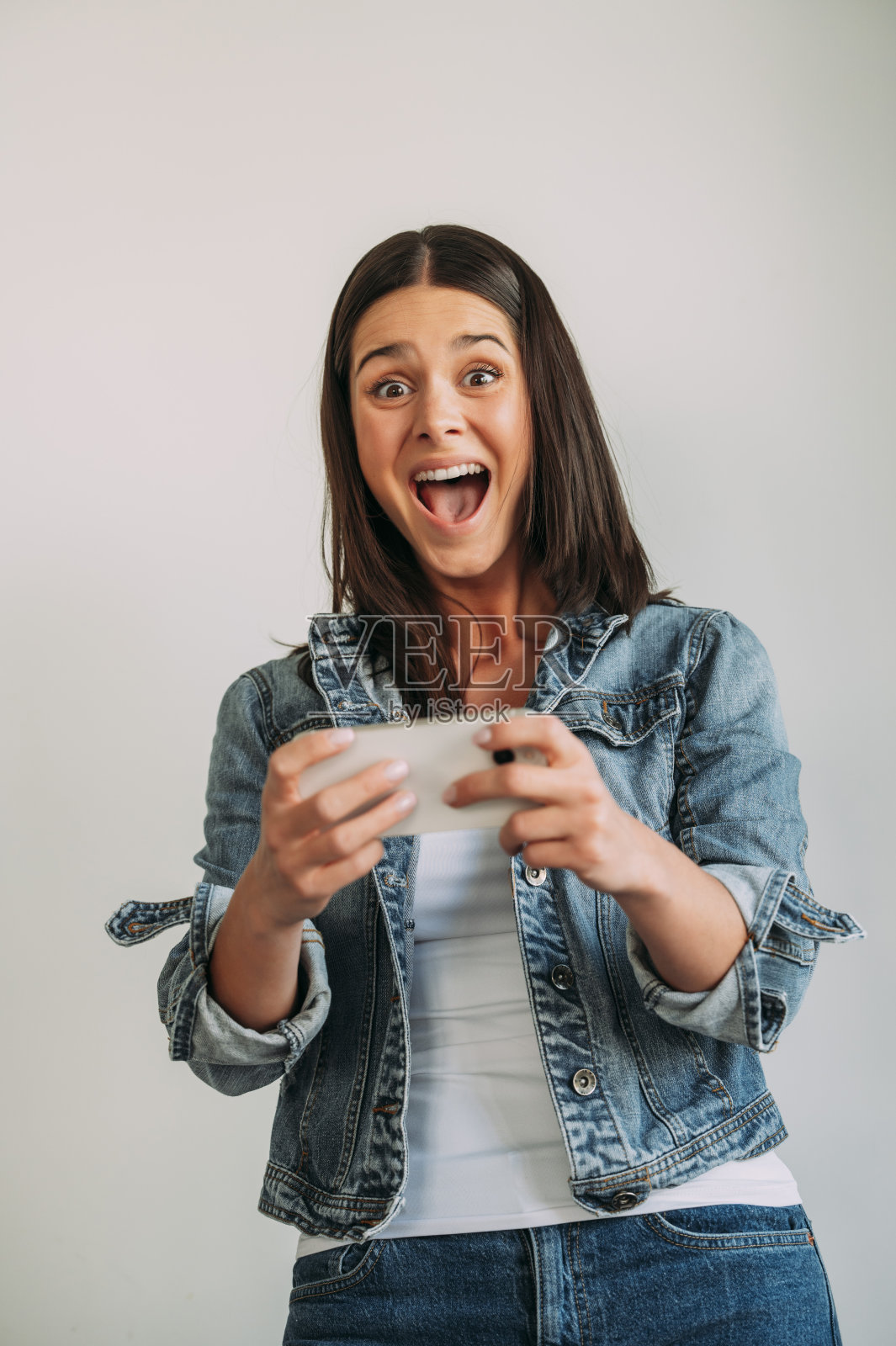 兴高采烈的女人看着她的智能手机照片摄影图片