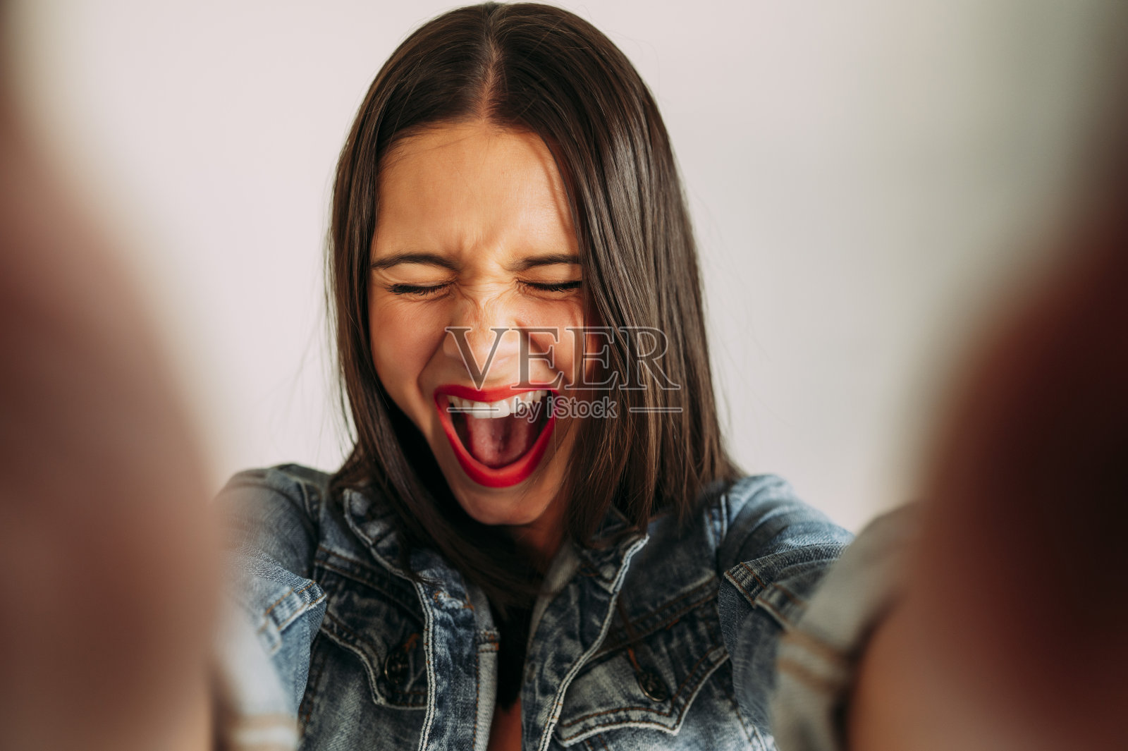 美女用智能手机拍照的特写,自拍。照片摄影图片