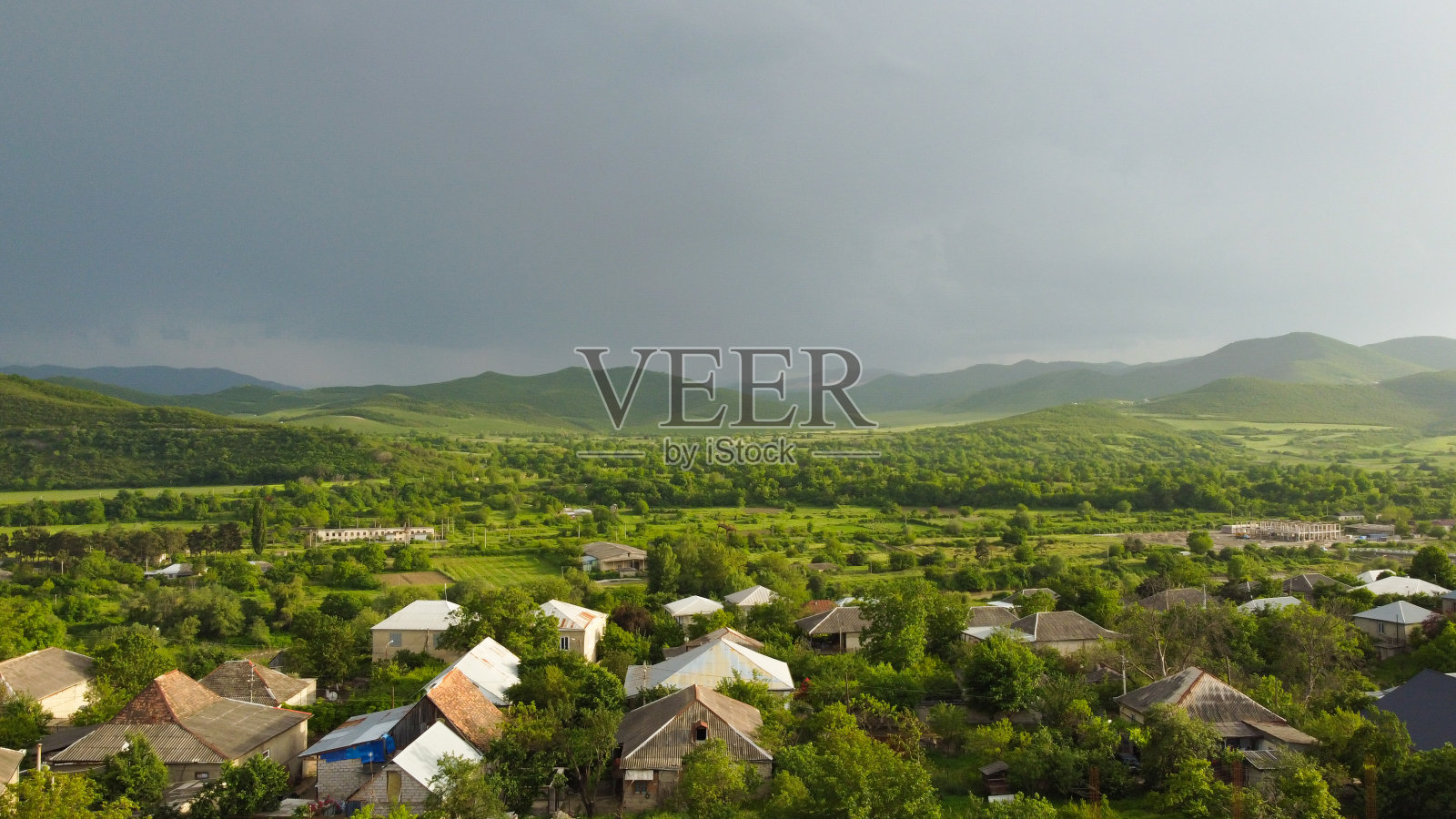 乔治亚州的山之美,无人机拍摄,绿意盎然,群山,丘陵,雨前照片摄影图片