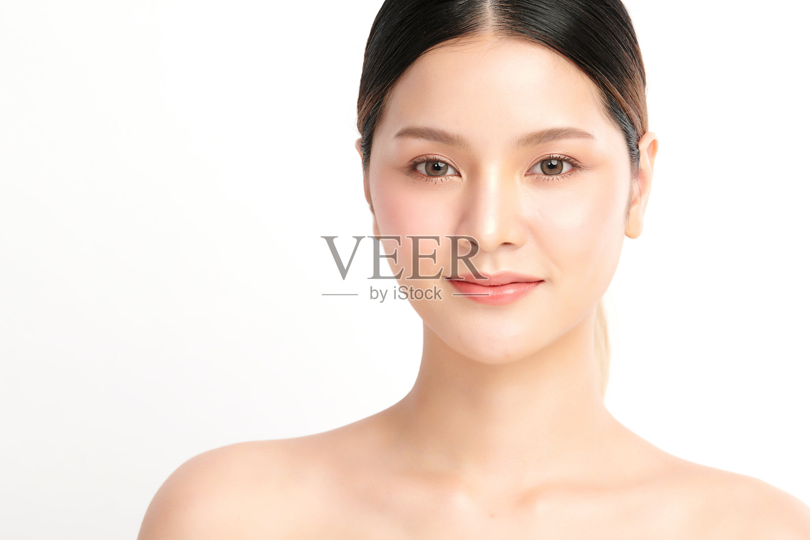 美丽年轻的亚洲女性,干净清新的皮肤在白色的背景,面部护理,面部护理,美容,美容和水疗,亚洲女性肖像。照片摄影图片