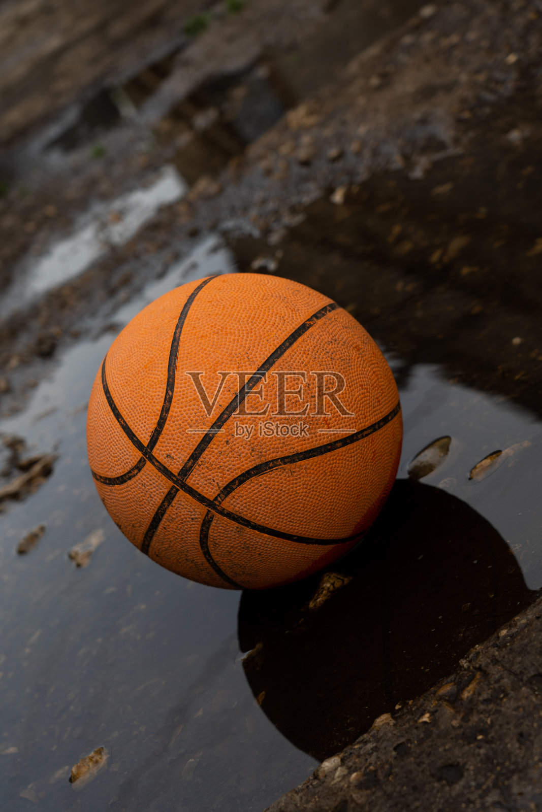 篮球在街上的水坑里照片摄影图片