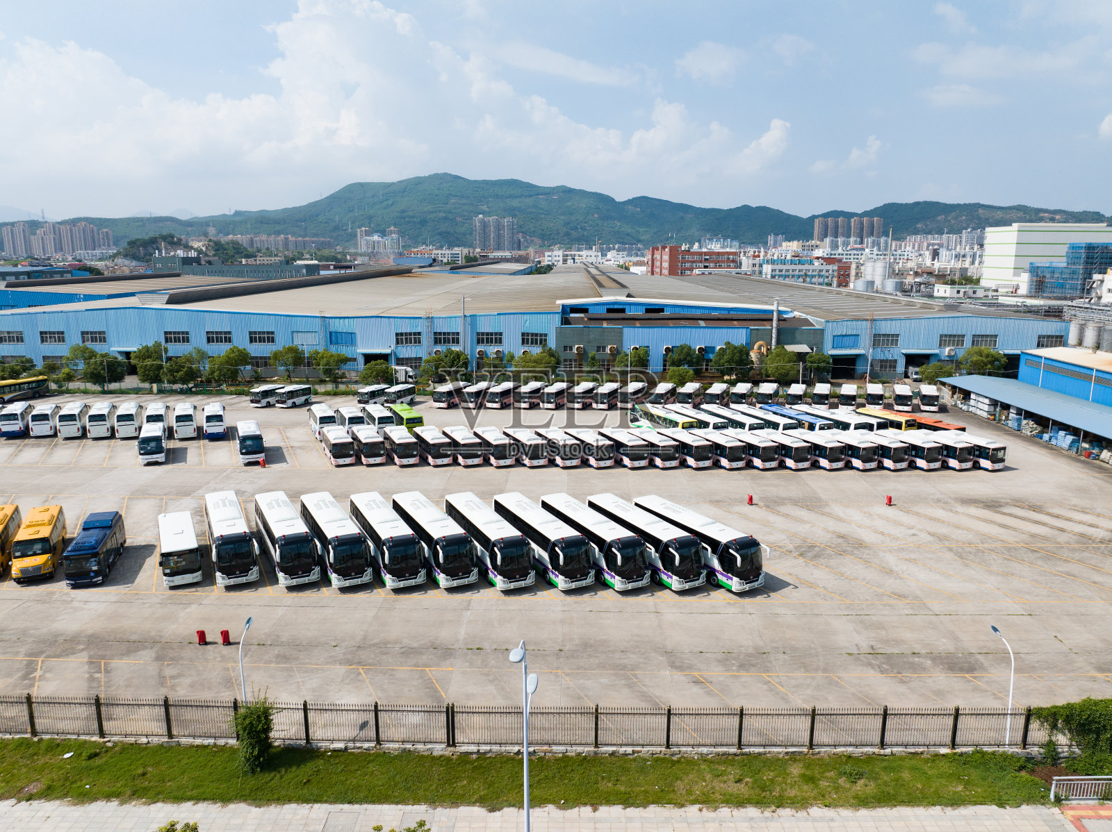 停车场里有一些新车照片摄影图片