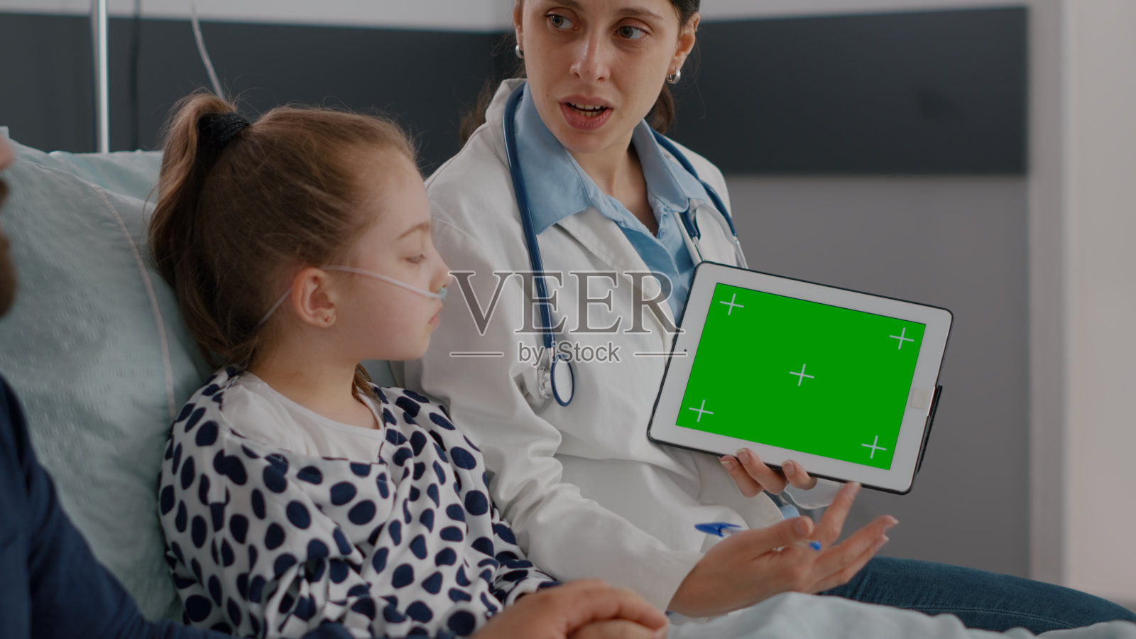 执业医生解释疾病专业知识使用模拟绿屏色度键平板电脑照片摄影图片