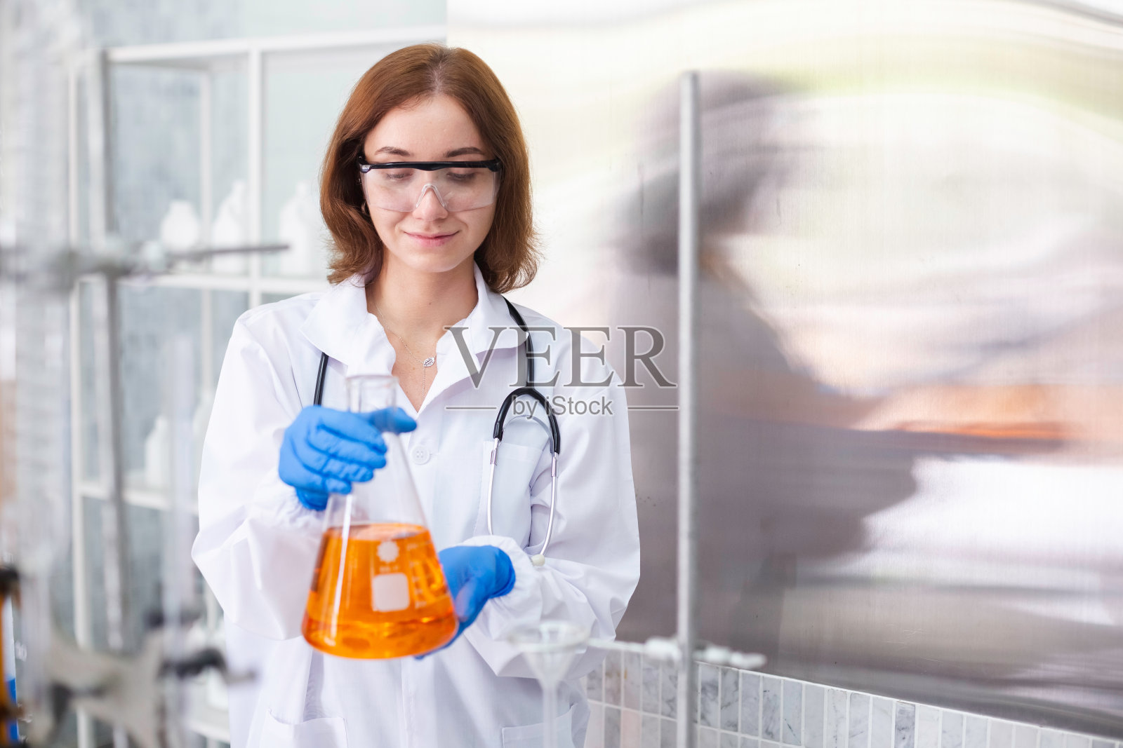 年轻的女科学家在实验室里用试管进行化学研究和测试。学生医学实验分析生物技术。照片摄影图片