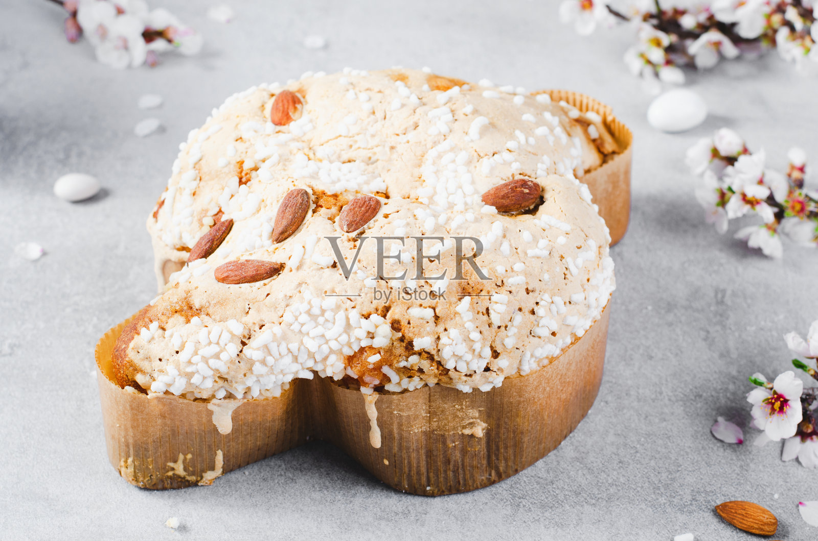 科伦巴,意大利复活节鸽子蛋糕在明亮的背景照片摄影图片