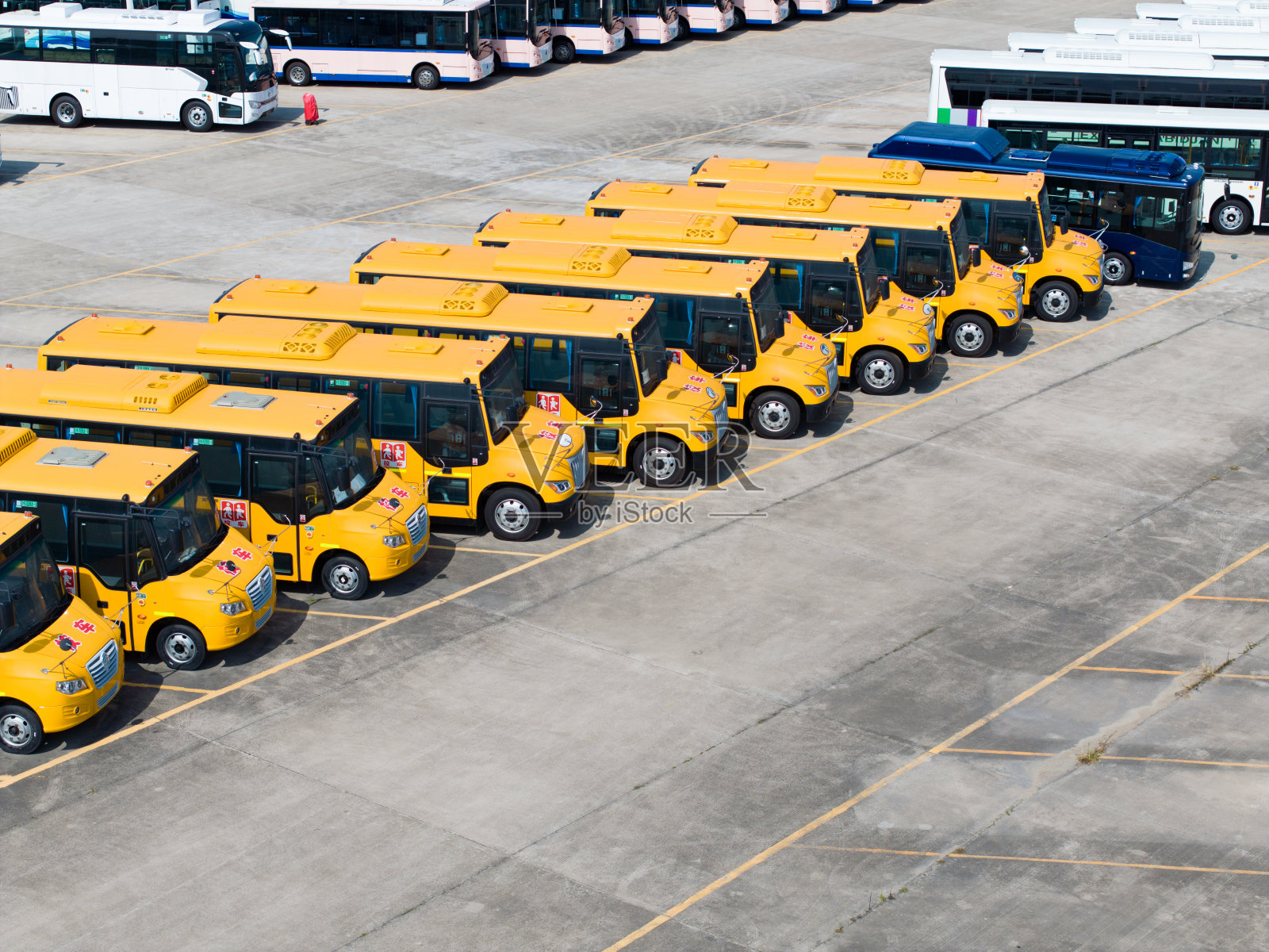 停车场里有一些新车照片摄影图片