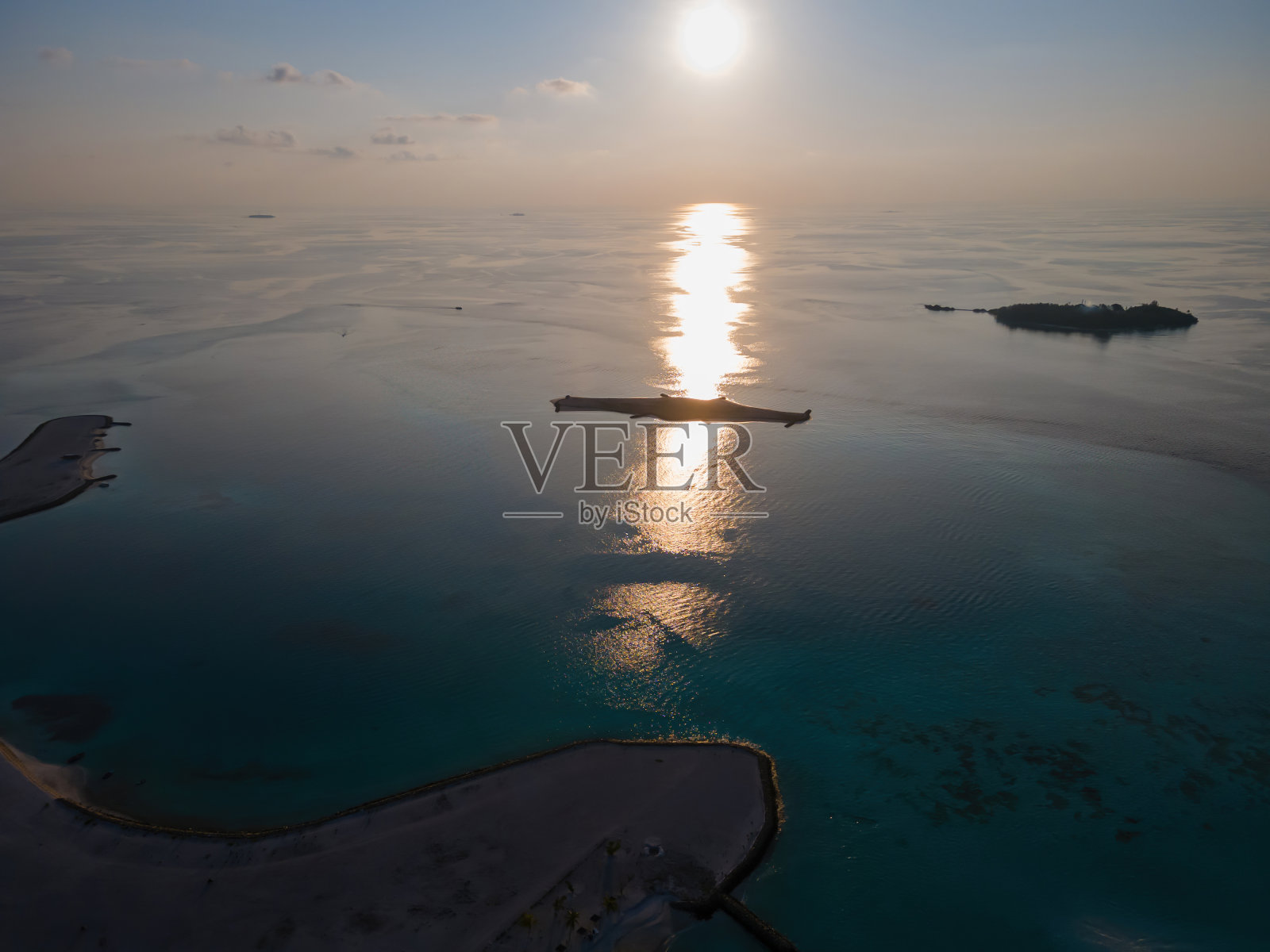 日落时马尔代夫群岛的鸟瞰图照片摄影图片