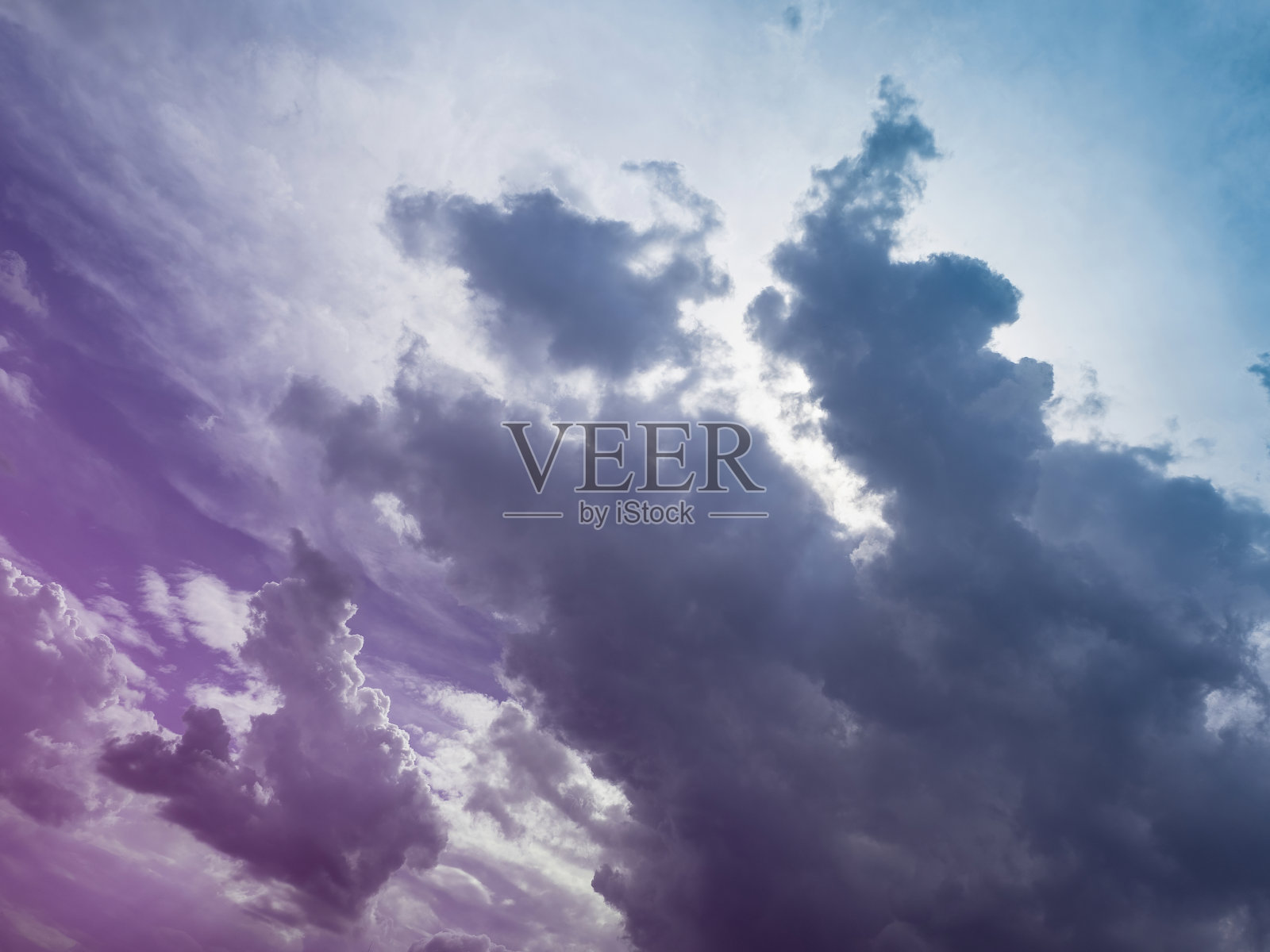 充满云彩的天空。神秘的抽象背景。照片摄影图片