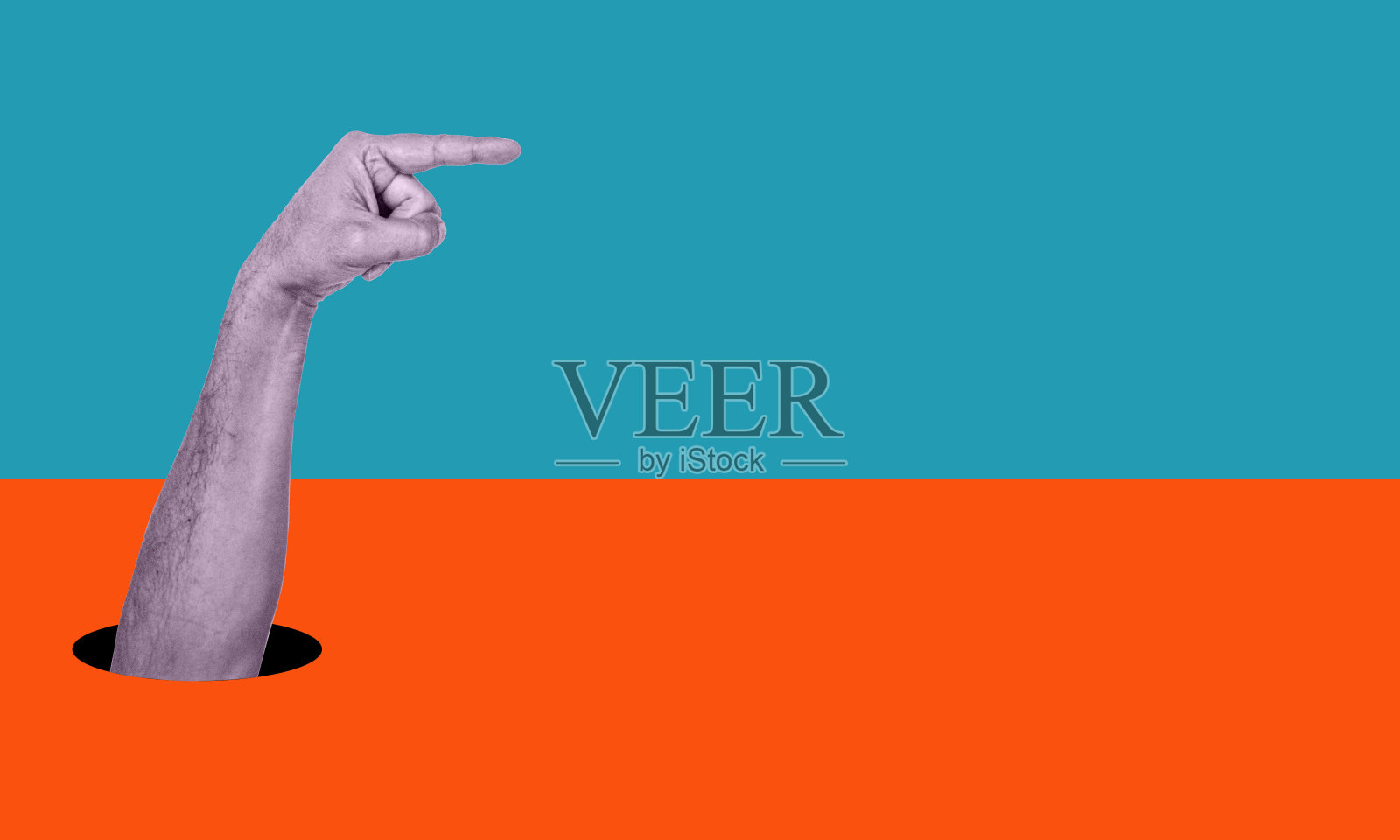 当代艺术的数字拼贴。一只手指着空无一人的广告版面。照片摄影图片