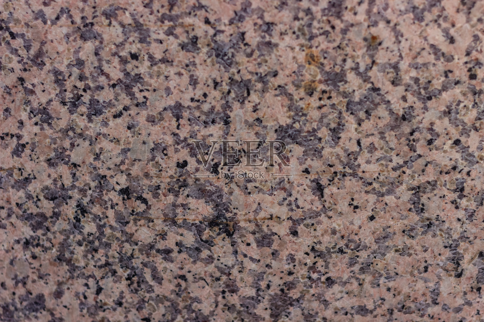 天然大理石质感的石材,铺在马路上的户外瓷砖黑红相间,布满裂纹照片摄影图片