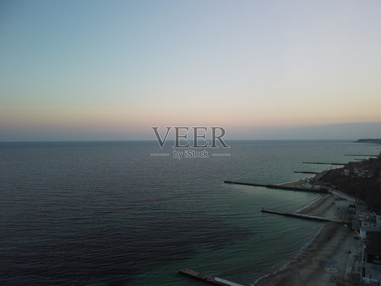 色彩斑斓的日落背景,令人惊叹的日落,多云的,五彩缤纷的日出在看照片摄影图片