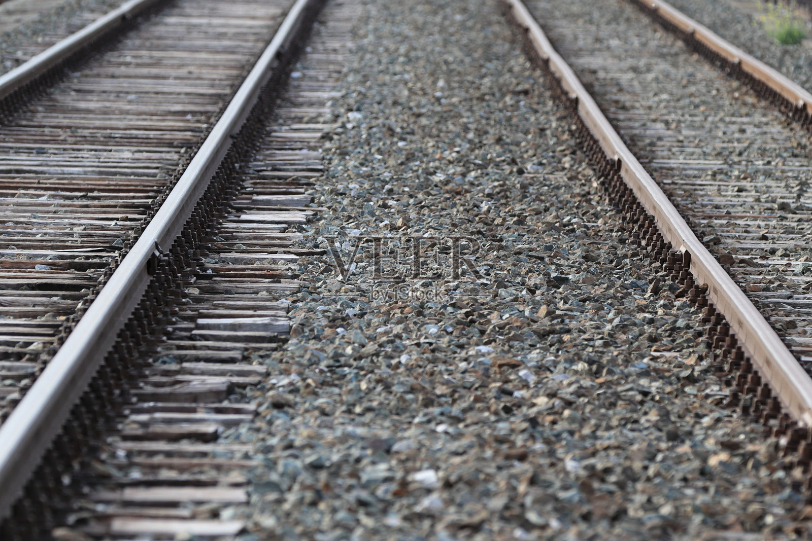 废弃的旧铁轨照片摄影图片