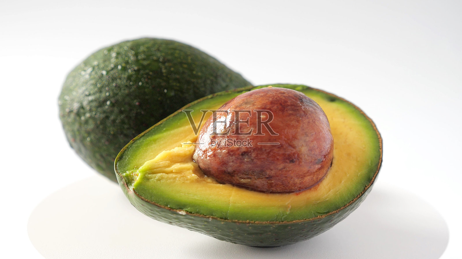 在白色背景上孤立的新鲜鳄梨。修剪路径鳄梨。牛油果营养丰富,健康食品理念照片摄影图片