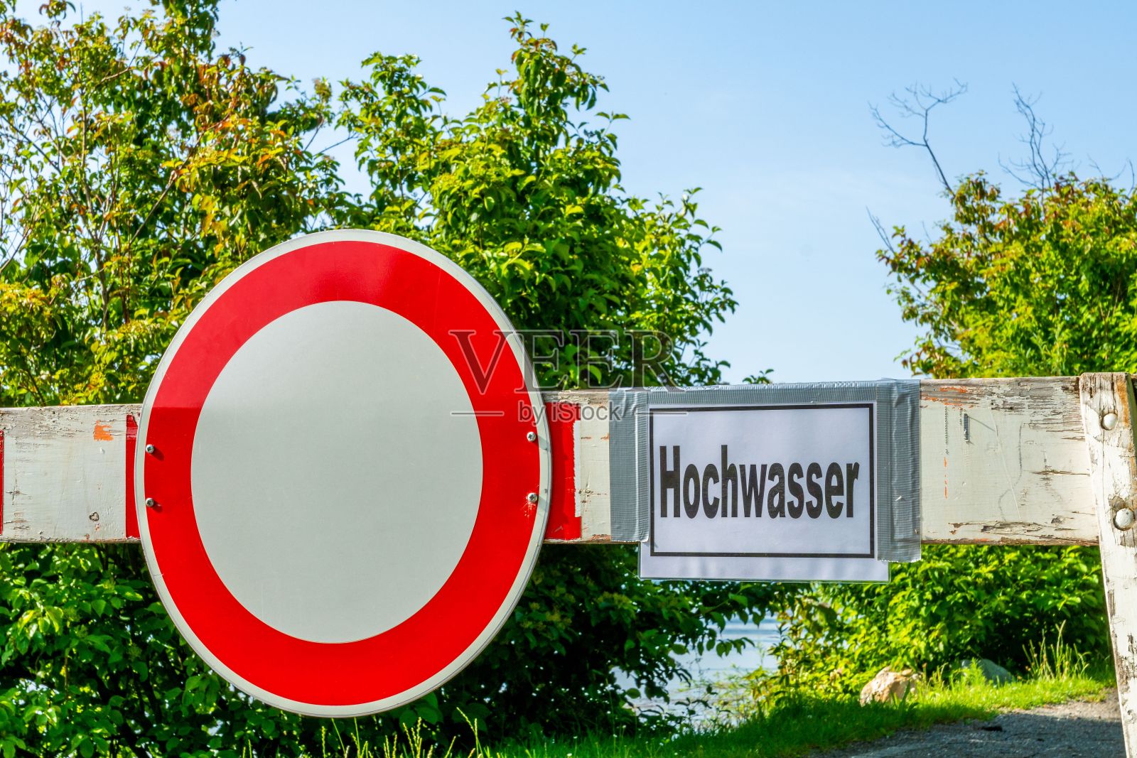 木栅栏上有禁止涨潮的标志照片摄影图片