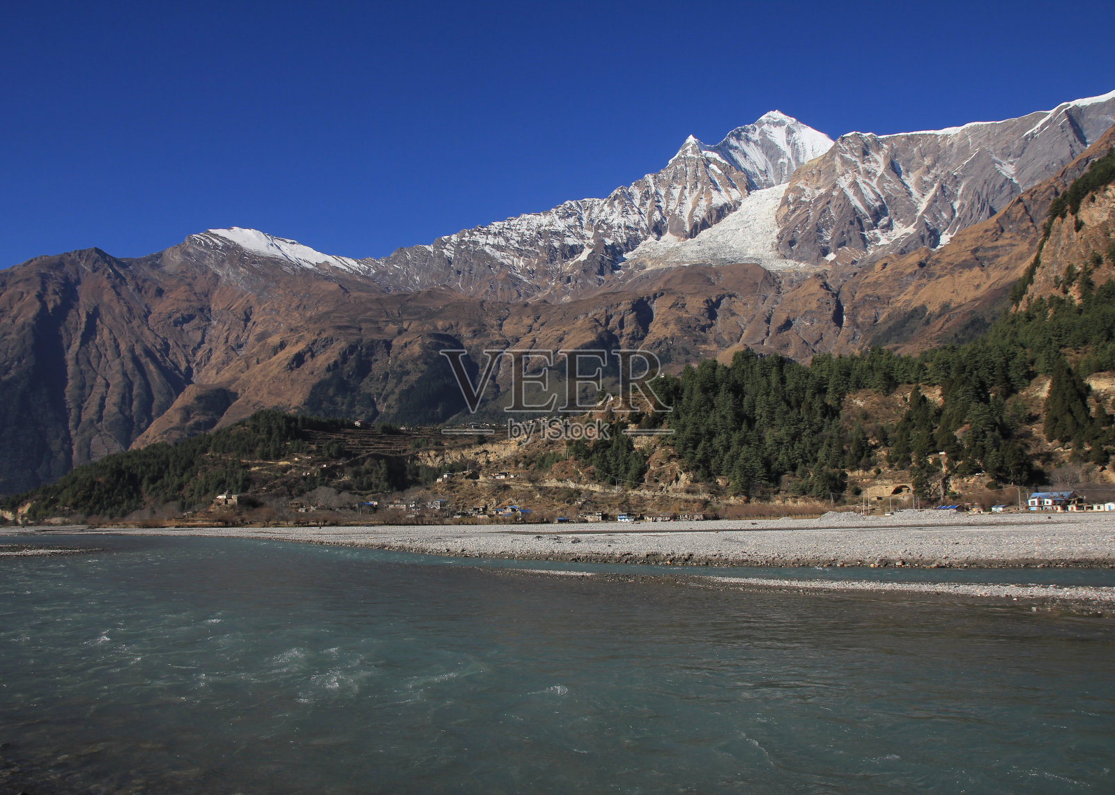 卡利甘达基河和道拉吉里山,尼泊尔。照片摄影图片