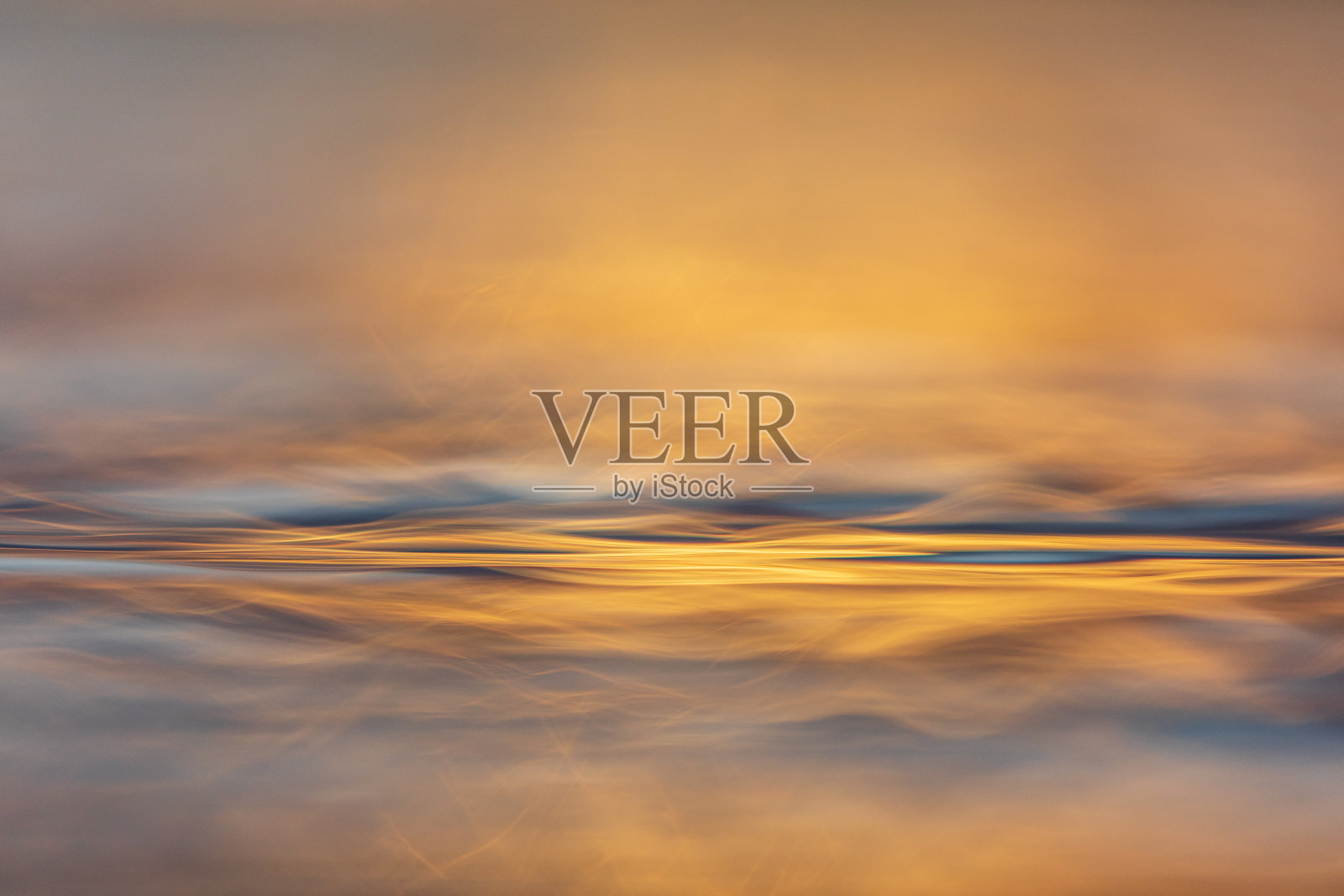 抽象的表面张力和自然图案的水与金色的光照片摄影图片