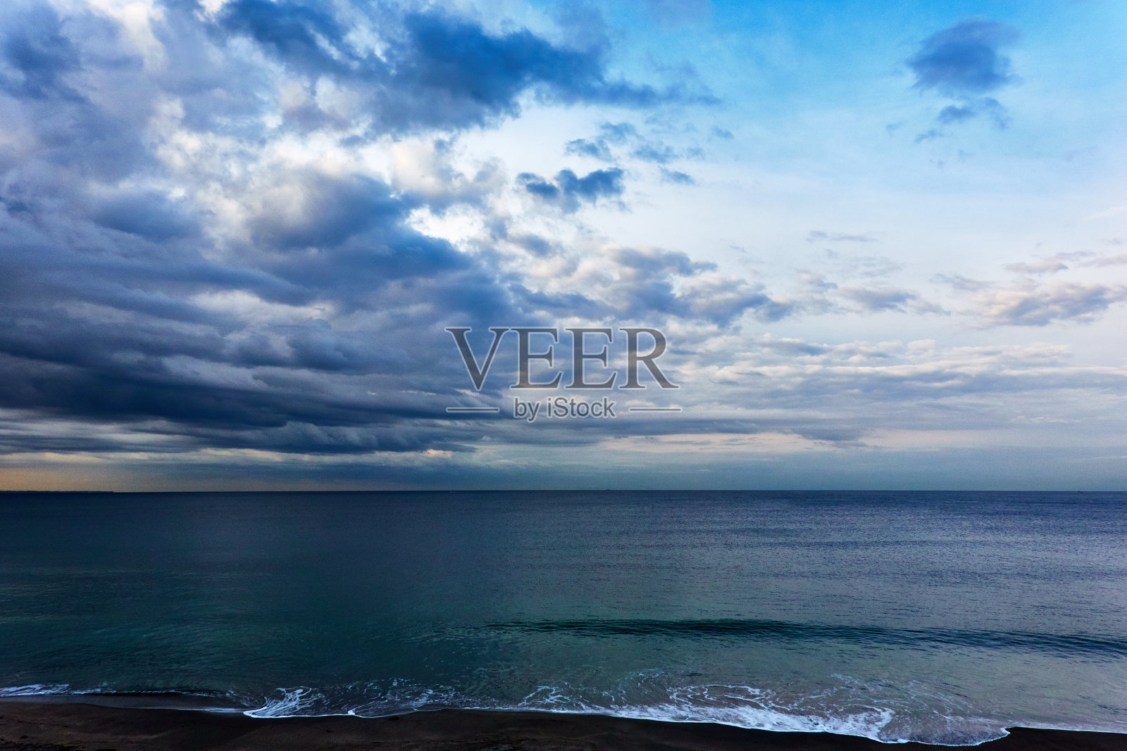 日出时,大海对着天空的美景照片摄影图片