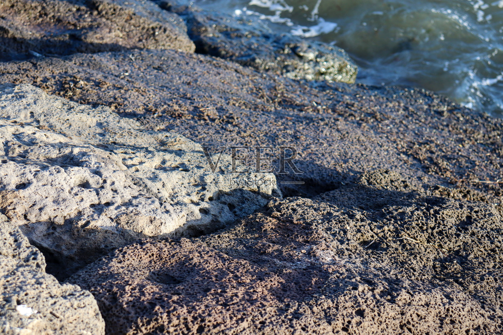 全框架的岩石在海滩岸边照片摄影图片