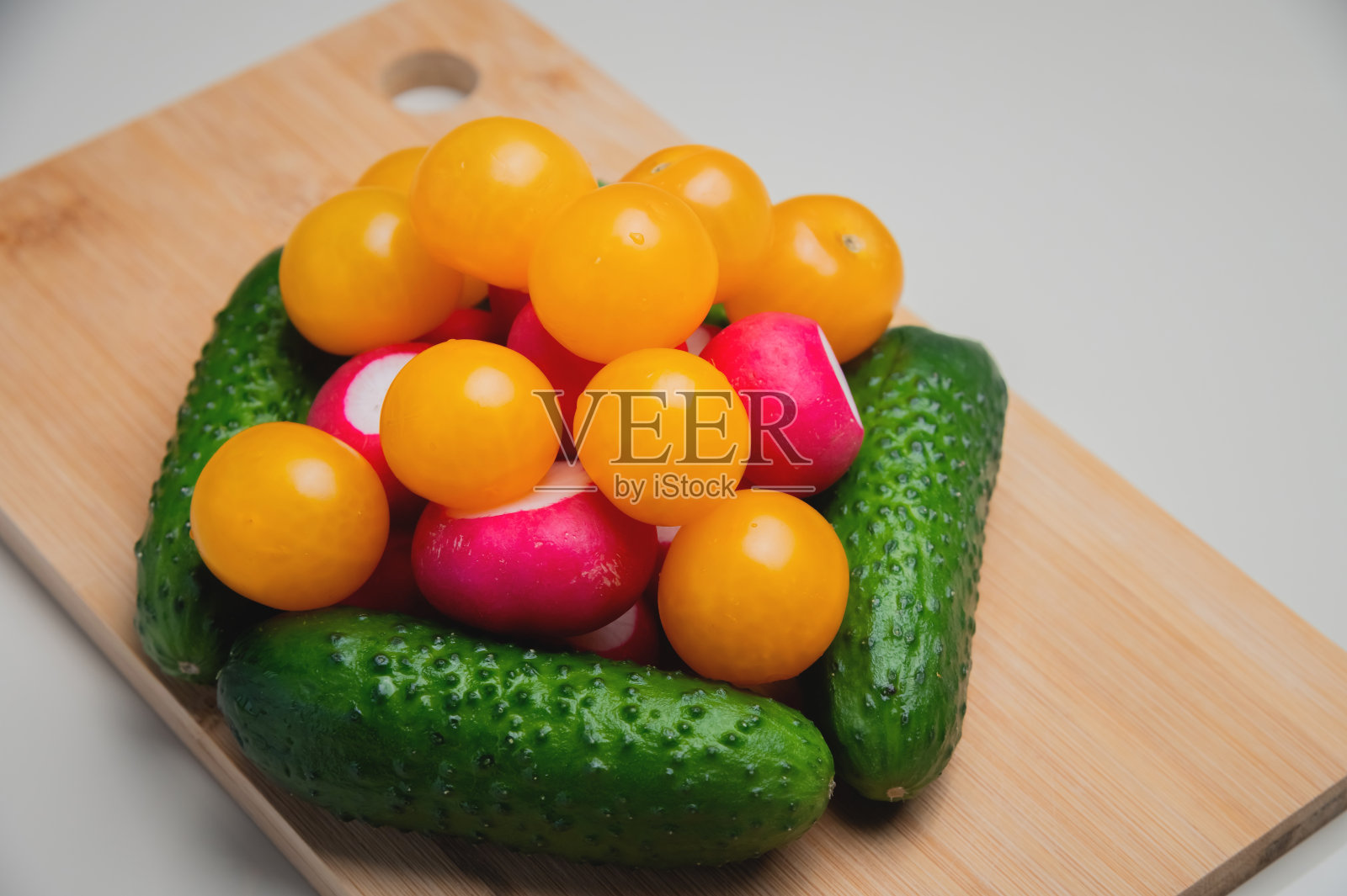 木板上的新鲜收获。健康食品理念。近距离观察厨房里的蔬菜照片摄影图片