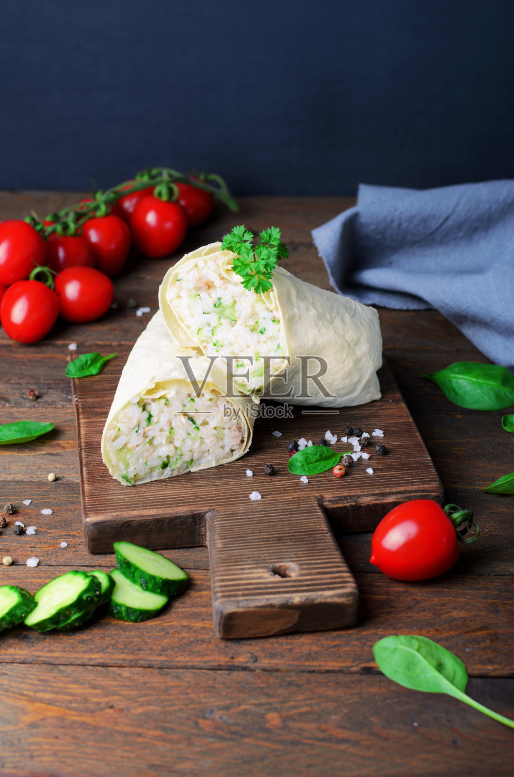 包上米饭和金枪鱼馅,健康零食照片摄影图片