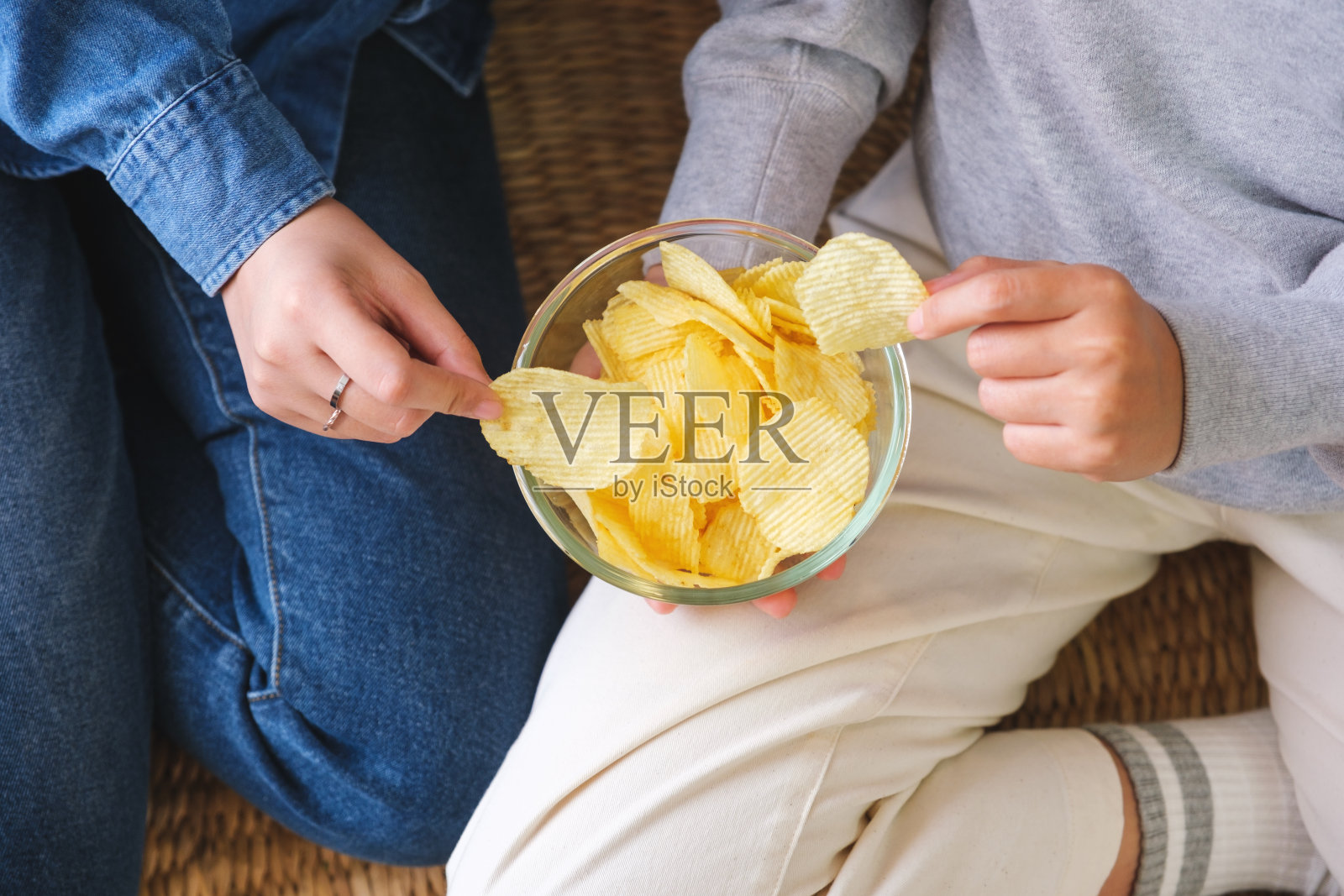 朋友们一起分享和吃薯片的特写照片摄影图片