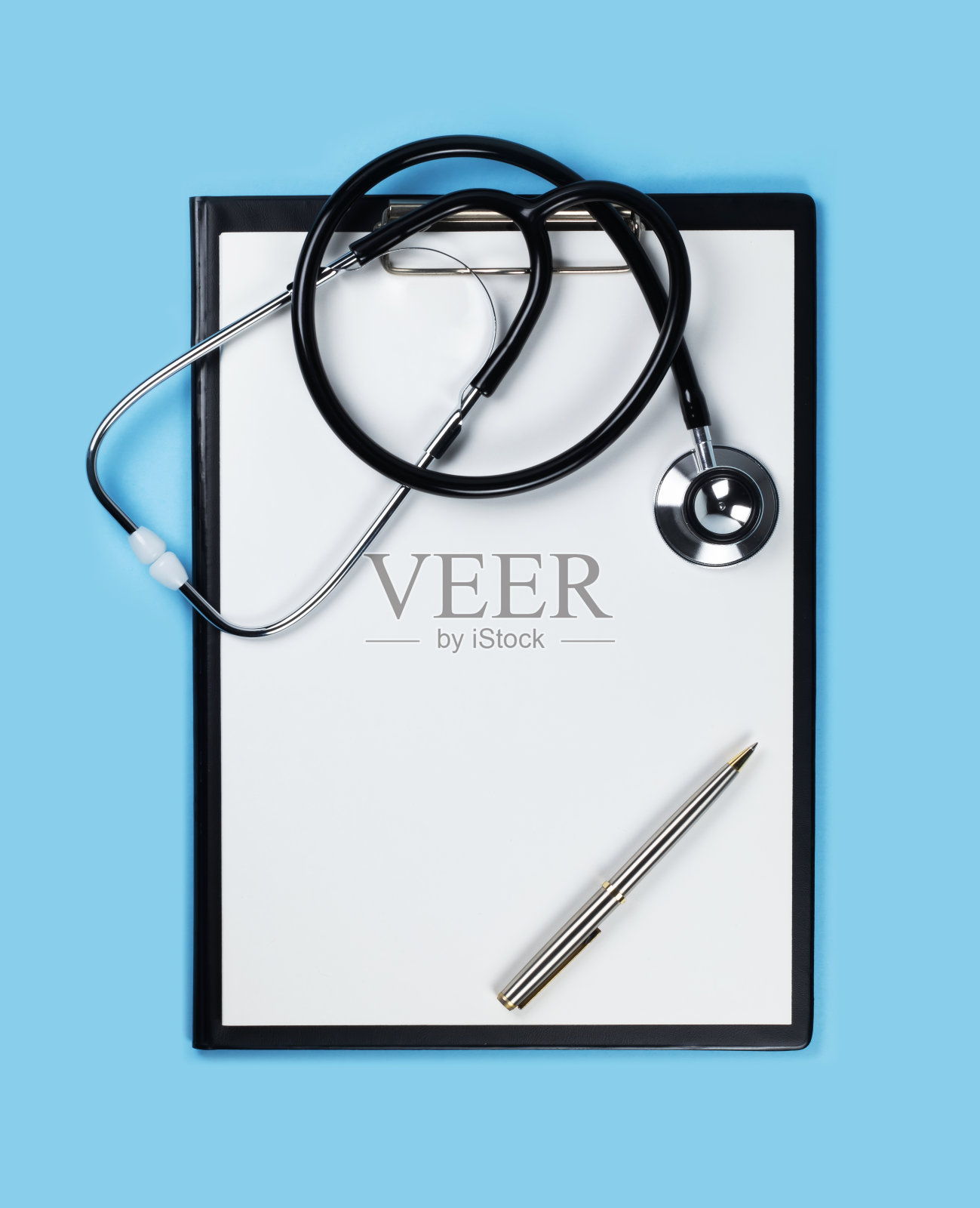 蓝色背景上的听诊器空白剪贴板照片摄影图片